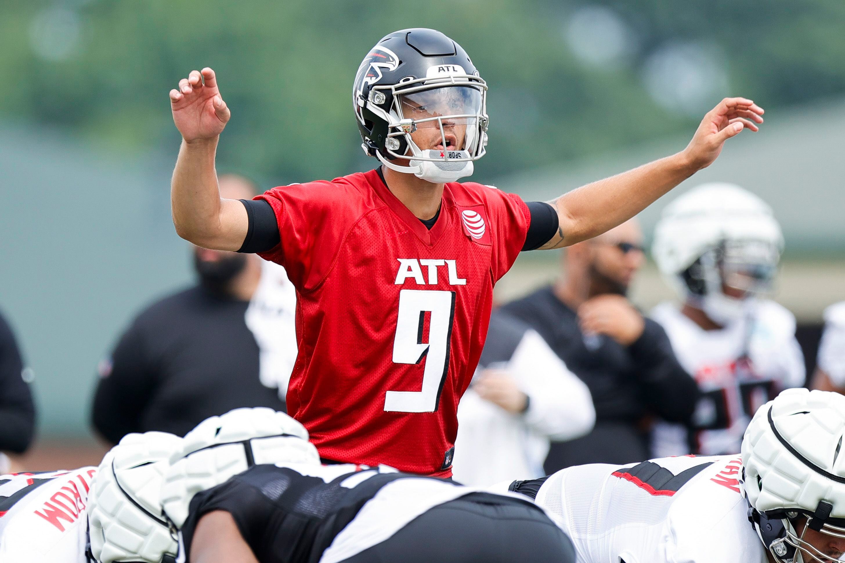 Atlanta Falcons quarterback Desmond Ridder (9) works during the first half  of an NFL football game