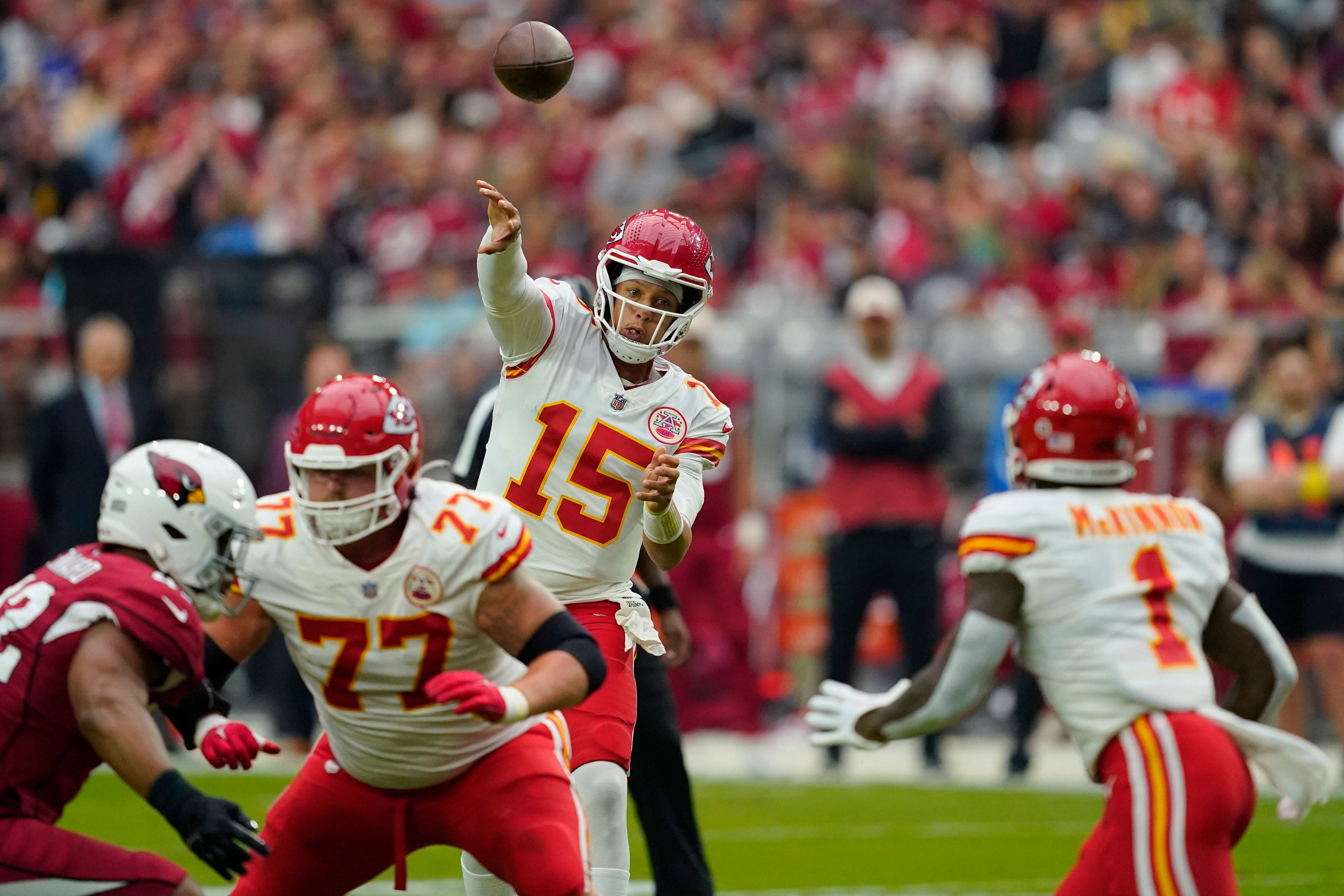 Chiefs' Patrick Mahomes breaks Dan Marino's NFL record with TD