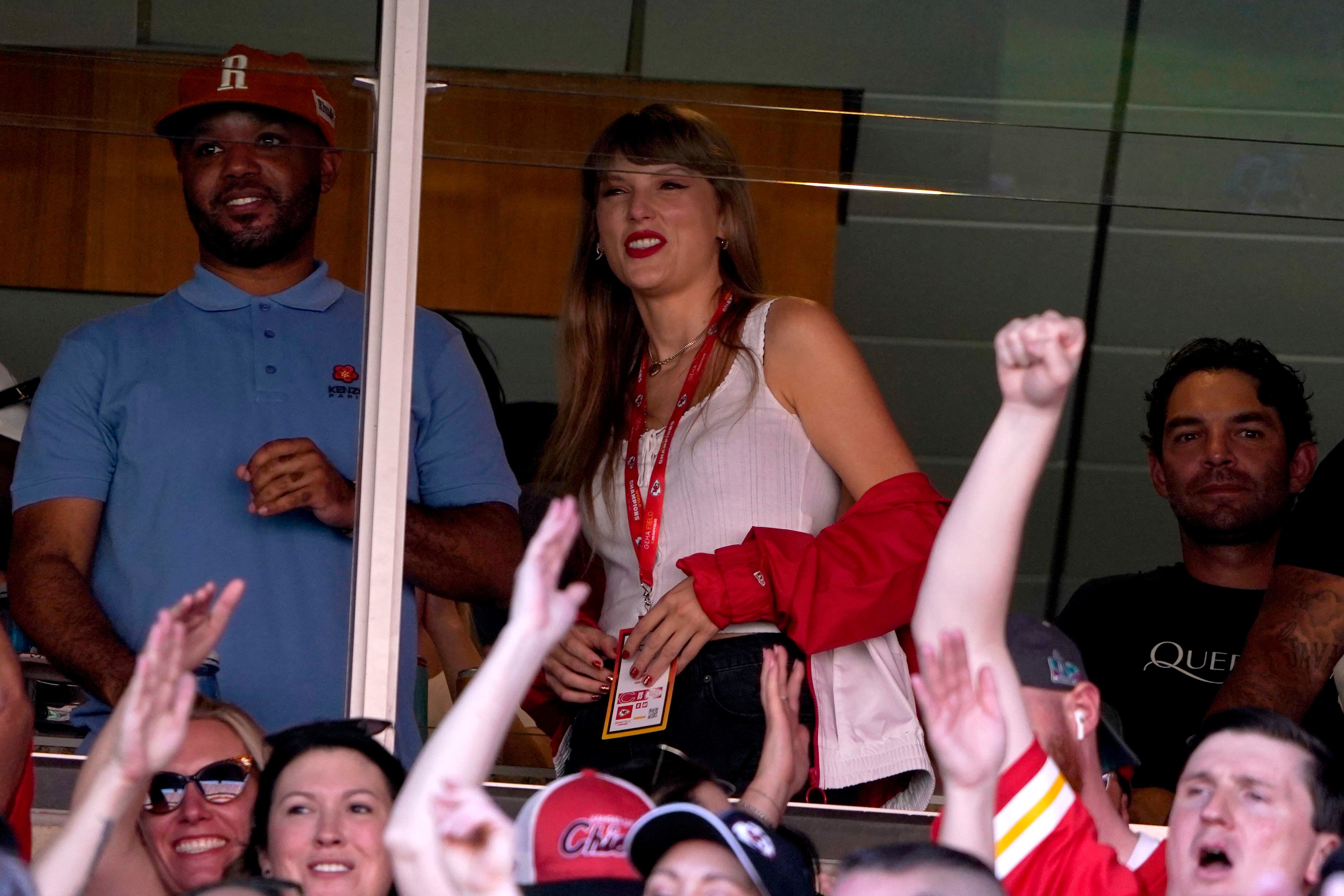 Taylor Swift turns out to see Travis Kelce, Kansas City Chiefs play Chicago  Bears