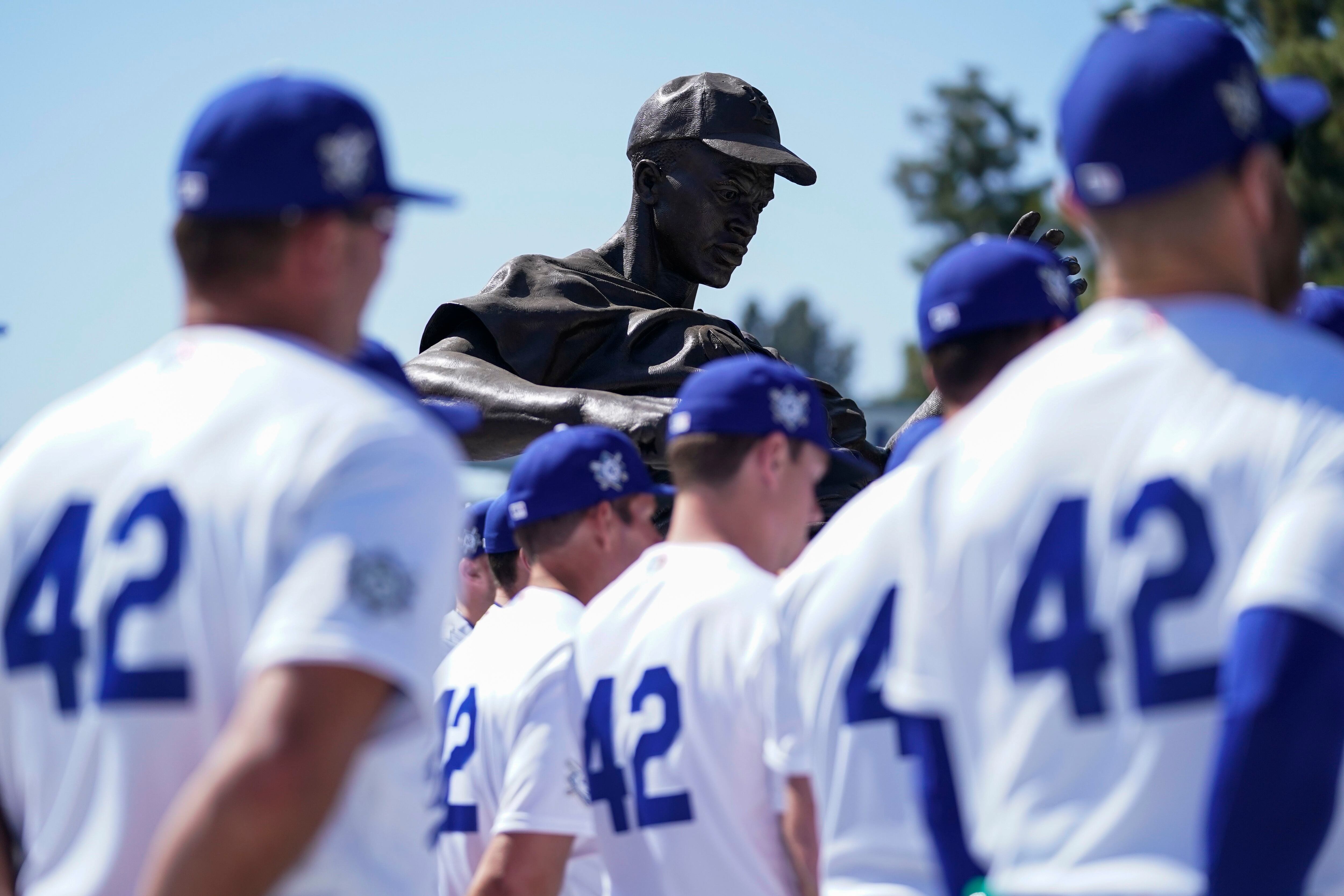 Cubs, White Sox honor 75th anniversary of Jackie Robinson's debut