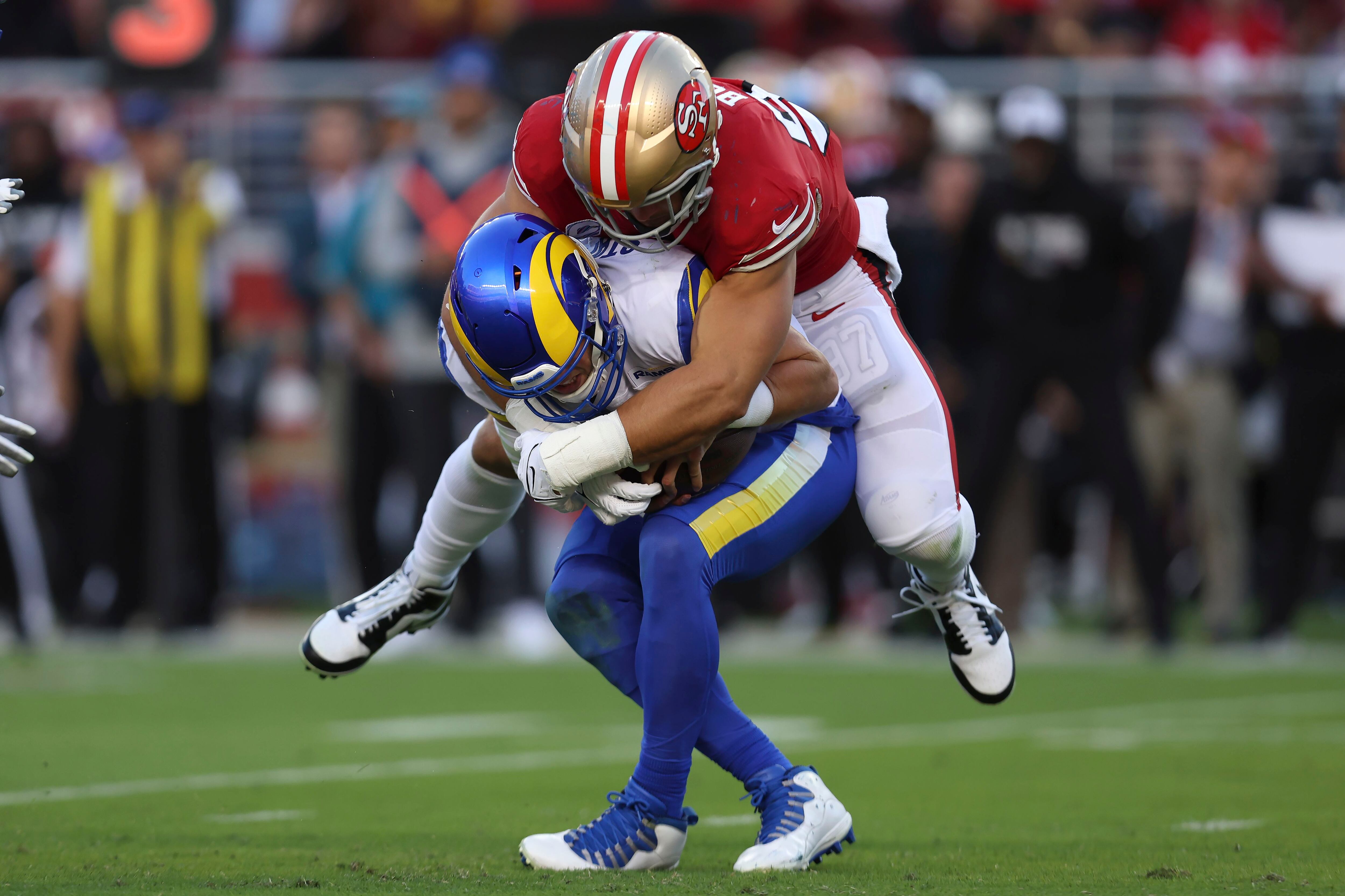 Los Angeles Rams linebacker flattens protester who ran on field