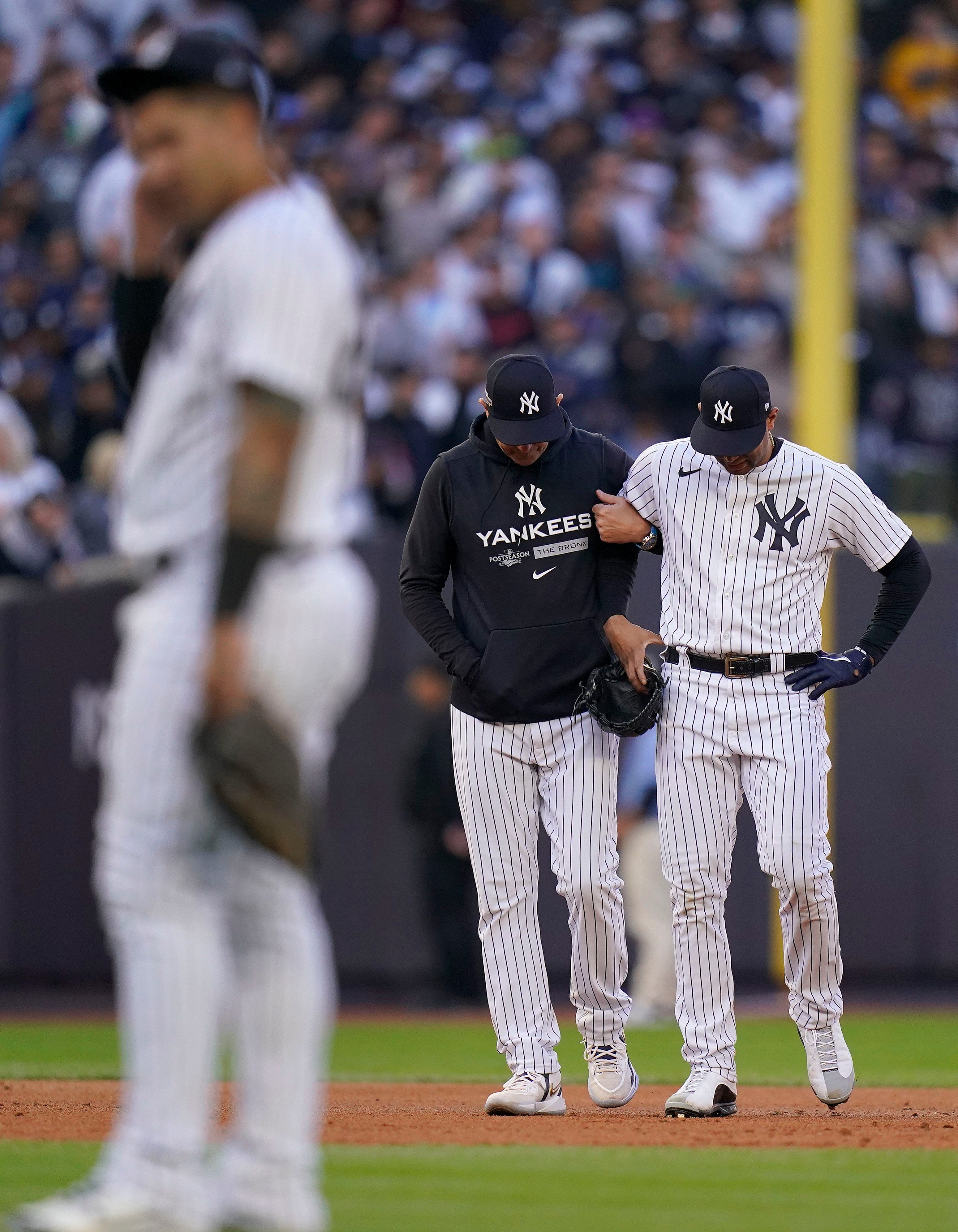 Yankees LF Hicks Hurts Knee in Collision, Exits ALDS Finale - Bloomberg