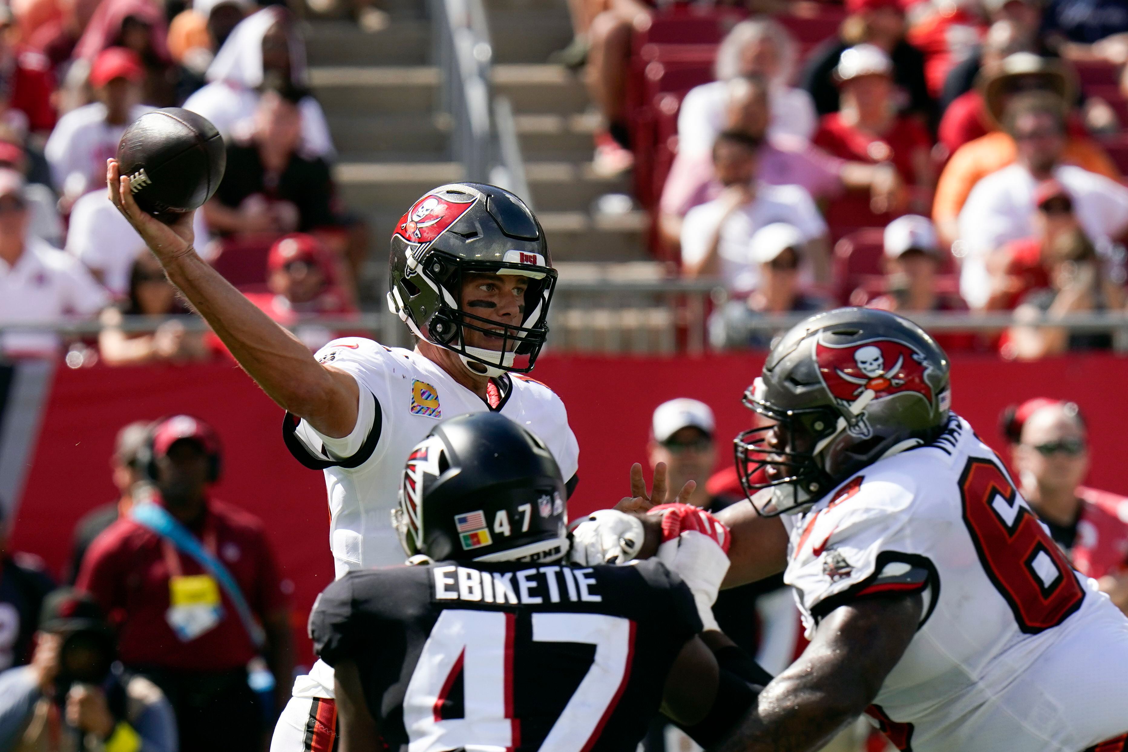 Tom Brady throws for 351 yards, Bucs beat Falcons 21-15