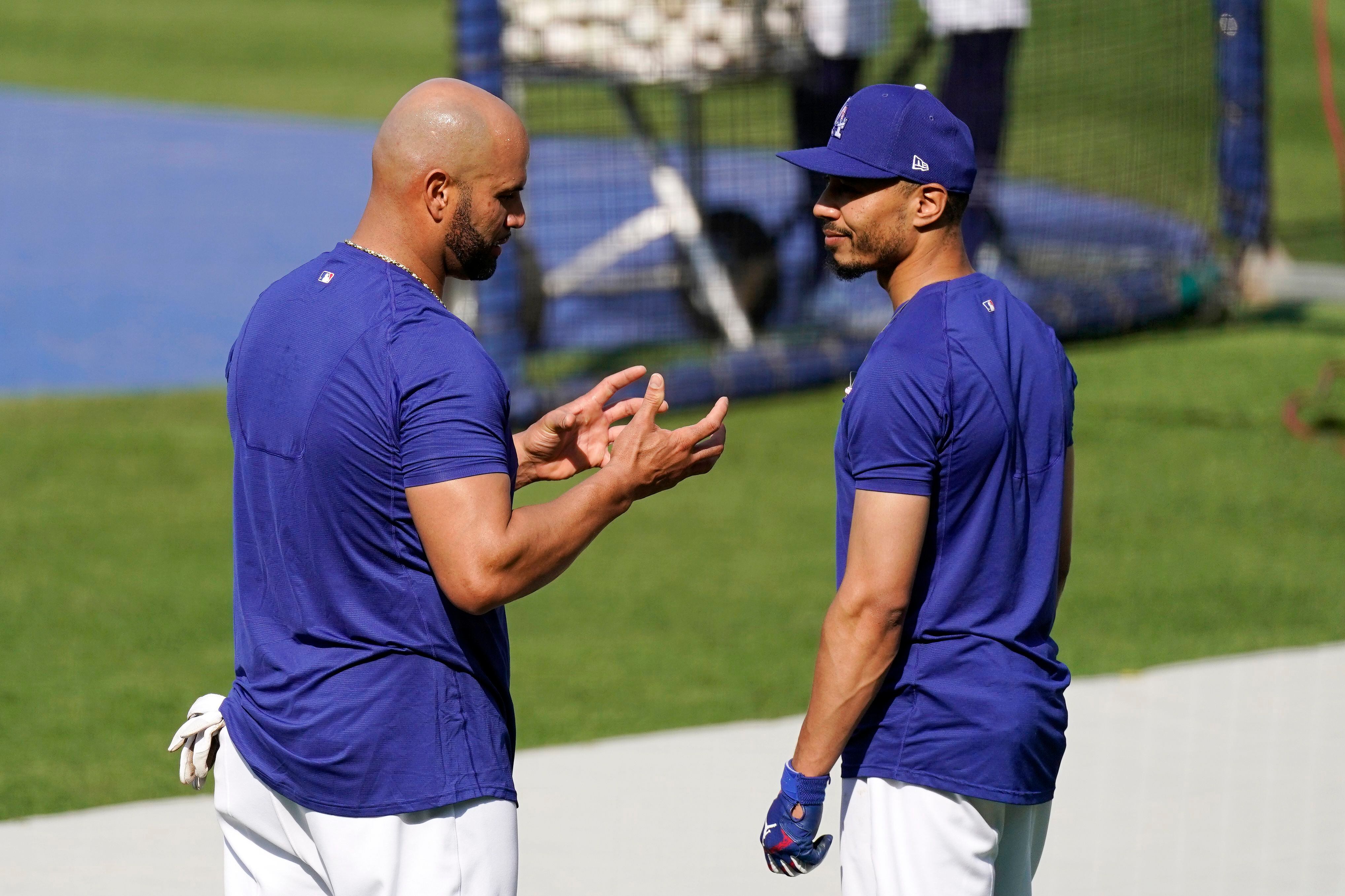 Dodgers, Albert Pujols reach deal; Corey Seager fractures hand