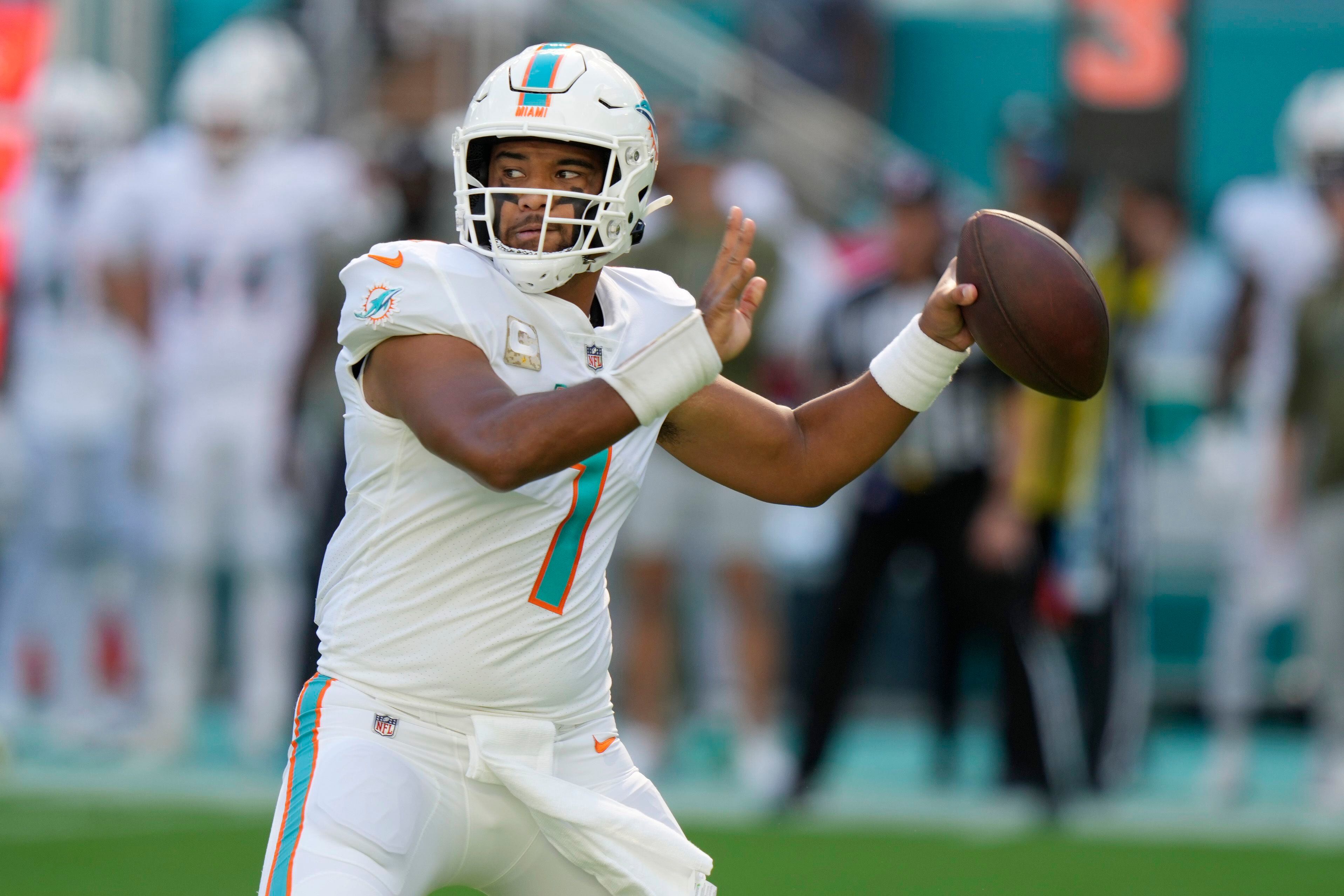 Dolphins' Tua Tagovailoa reigns in Week 1 to launch Miami Herald's 26th  year of NFL QB rankings