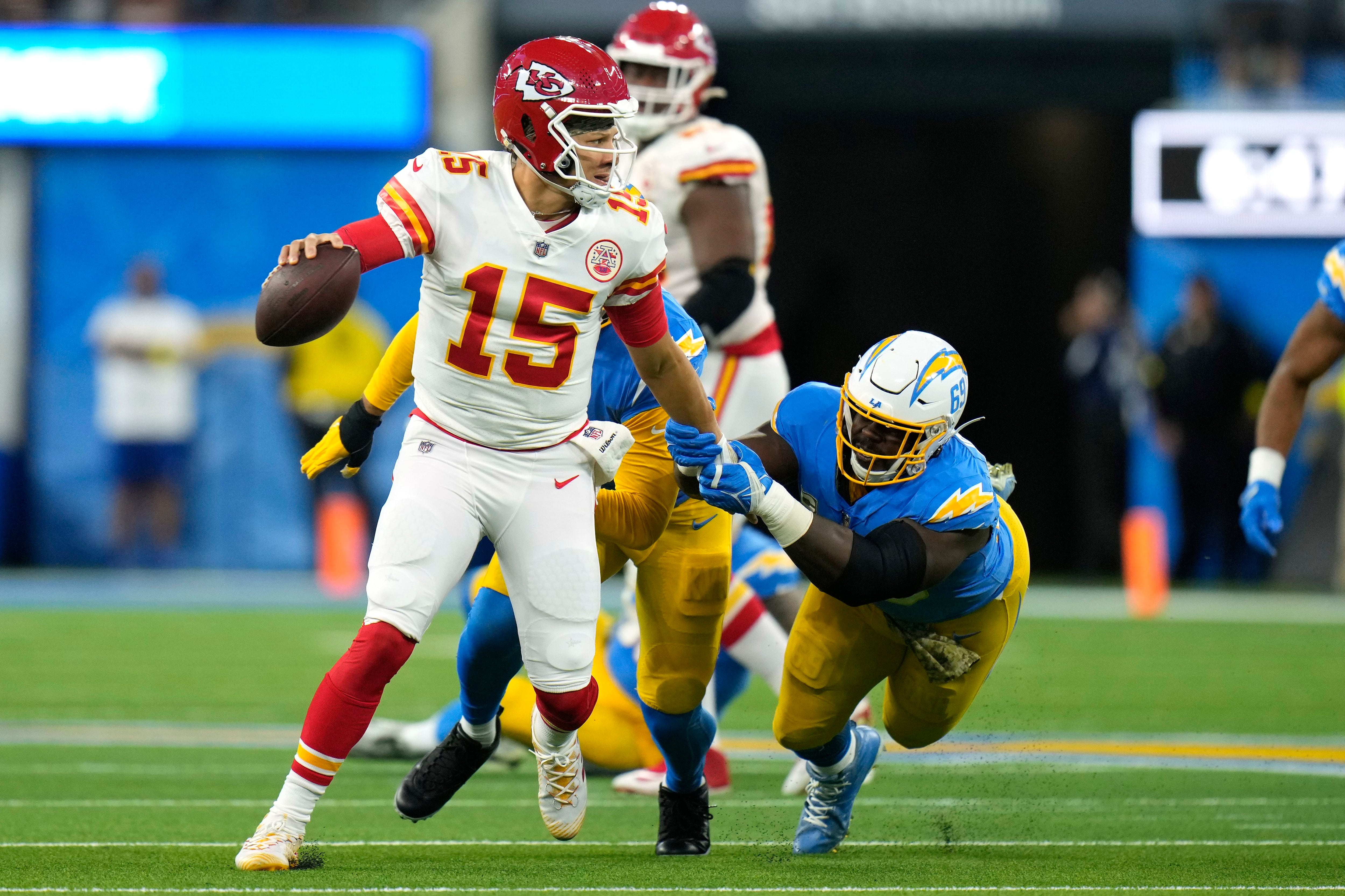 Kelce scores 3 touchdowns, Chiefs rally past Chargers 30-27 - The San Diego  Union-Tribune