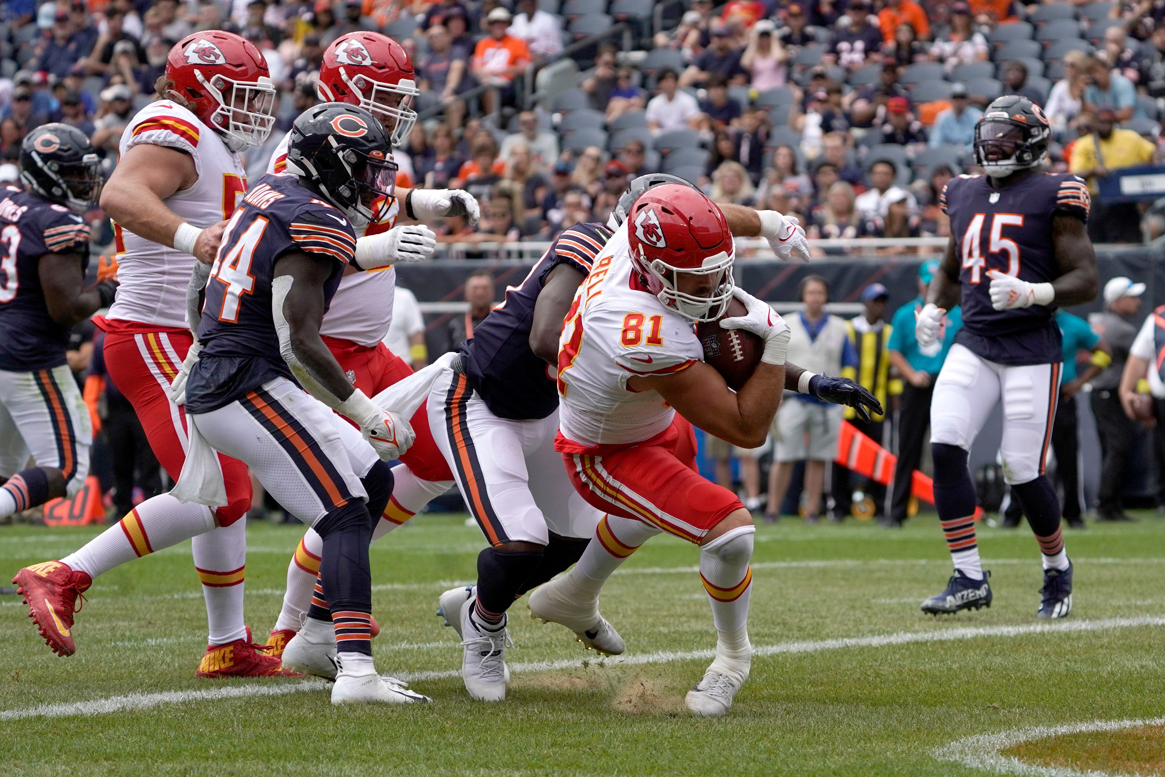 Mahomes Throws 2 TDs, Runs for 1 as Chiefs Beat Bears 26-3, Chicago News