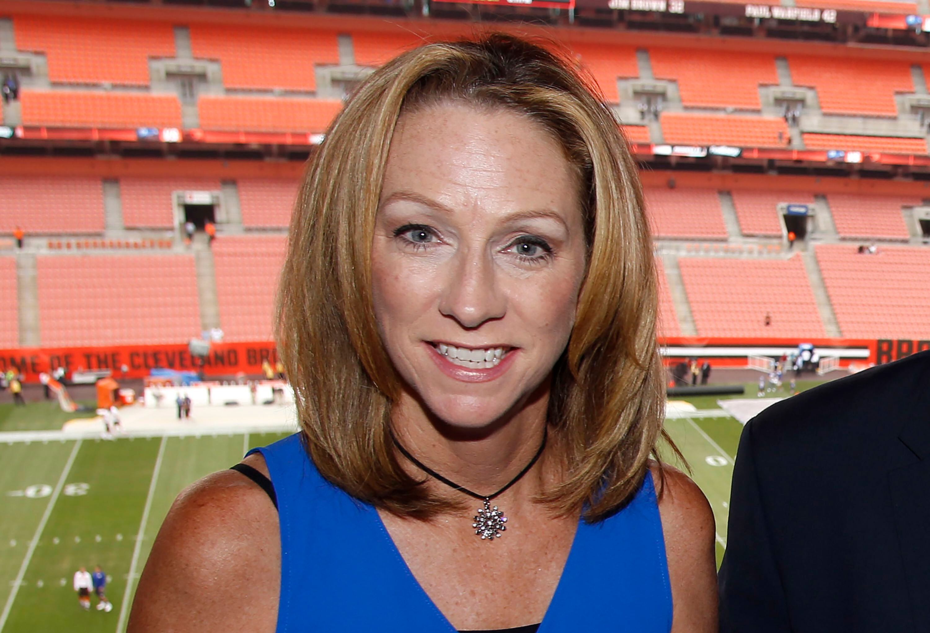 Beth Mowins: Announcer makes history with Chicago Cubs