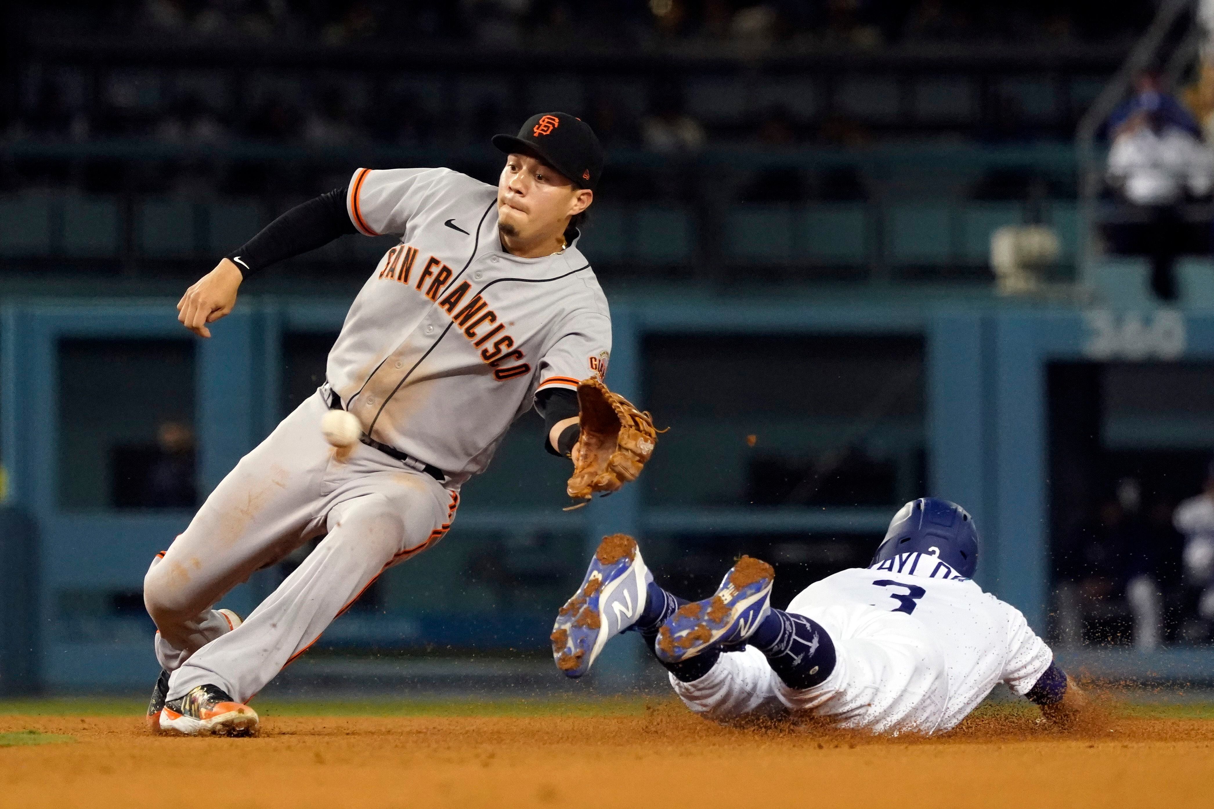 Flores' homer off Jansen in 9th rallies Giants past Dodgers