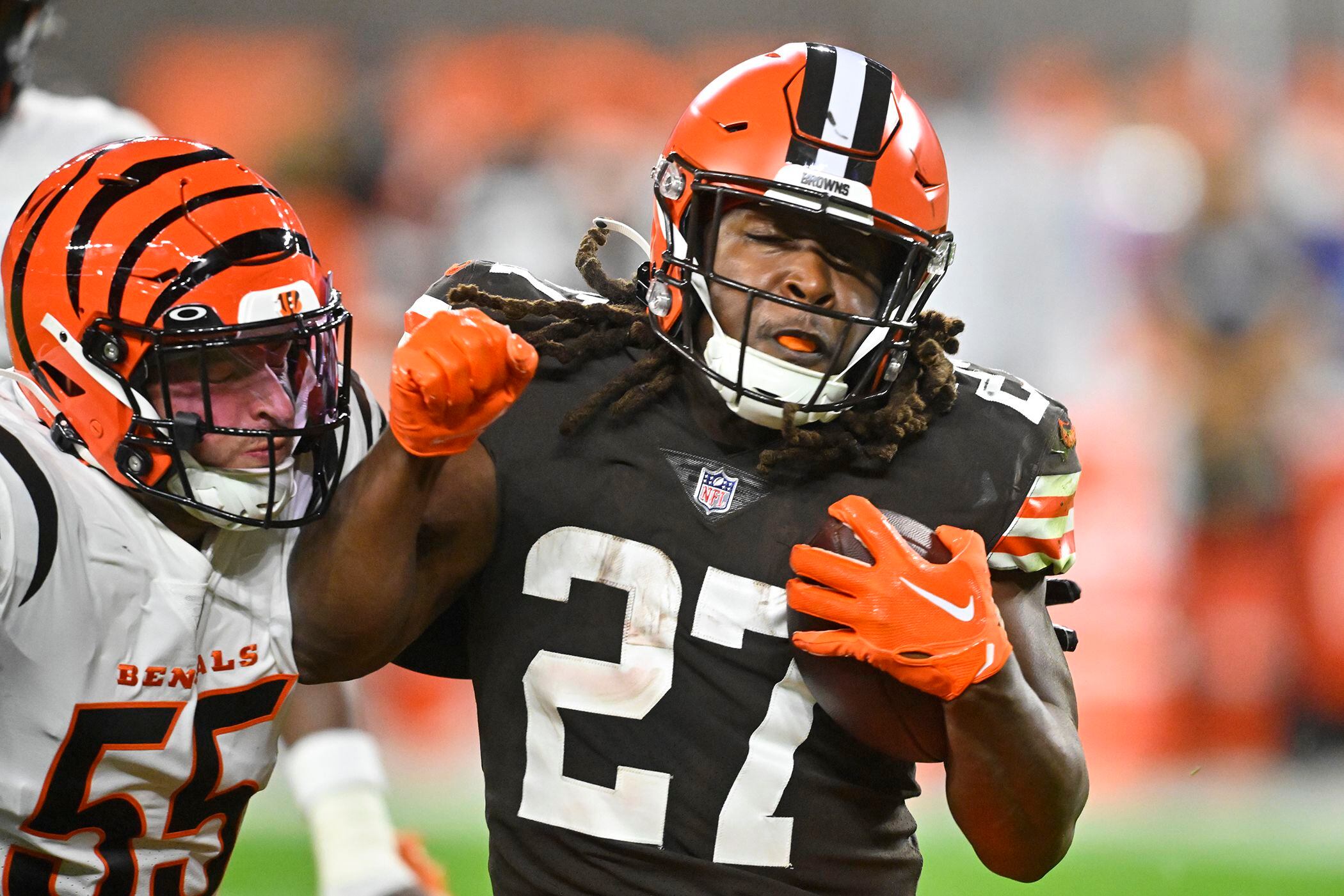 Chubb runs for 2 TDs, Browns blast Burrow, Bengals 32-13 - Seattle