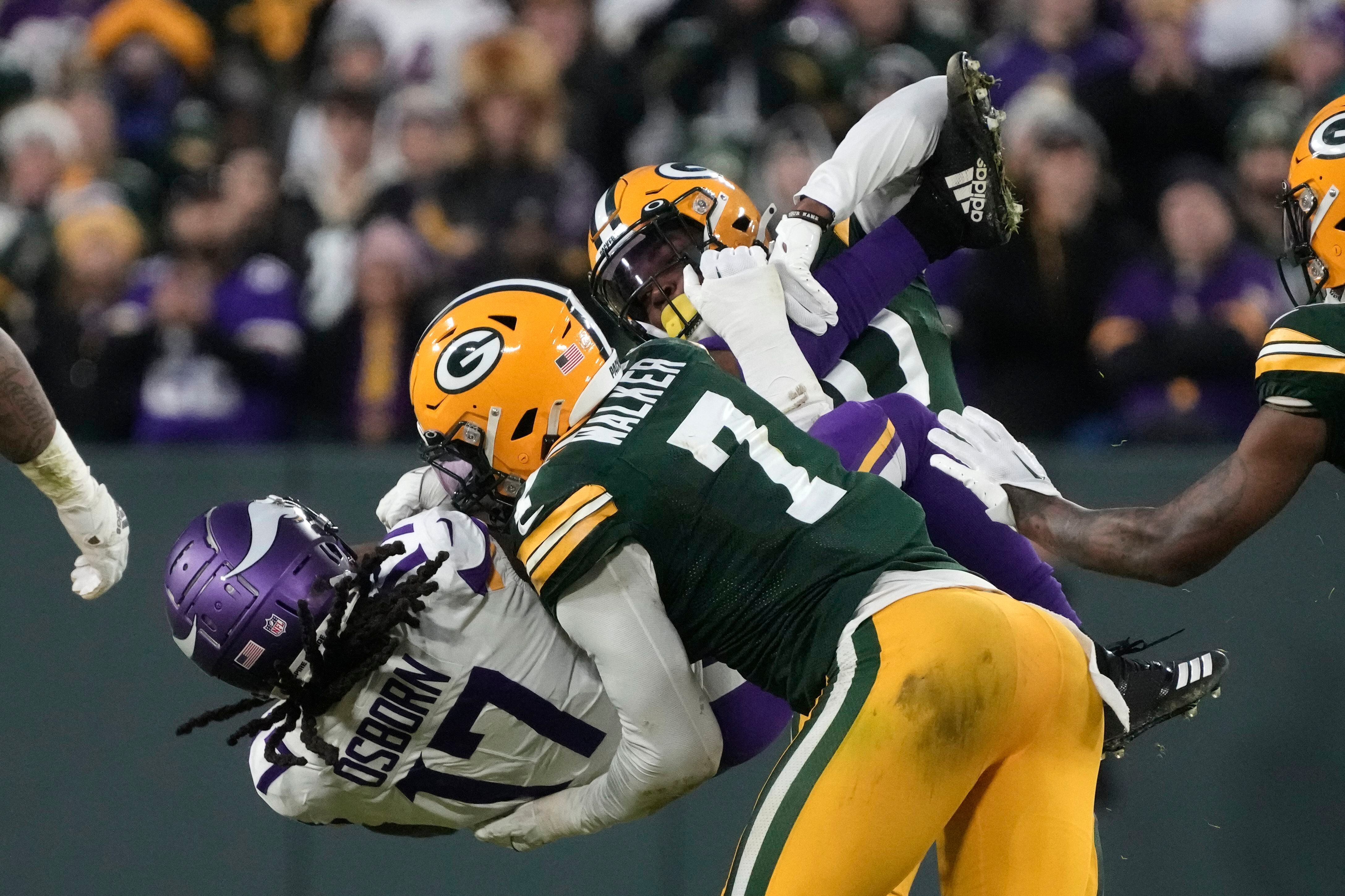 Rodgers, Packers rout Vikings 41-17, control playoff fate - The