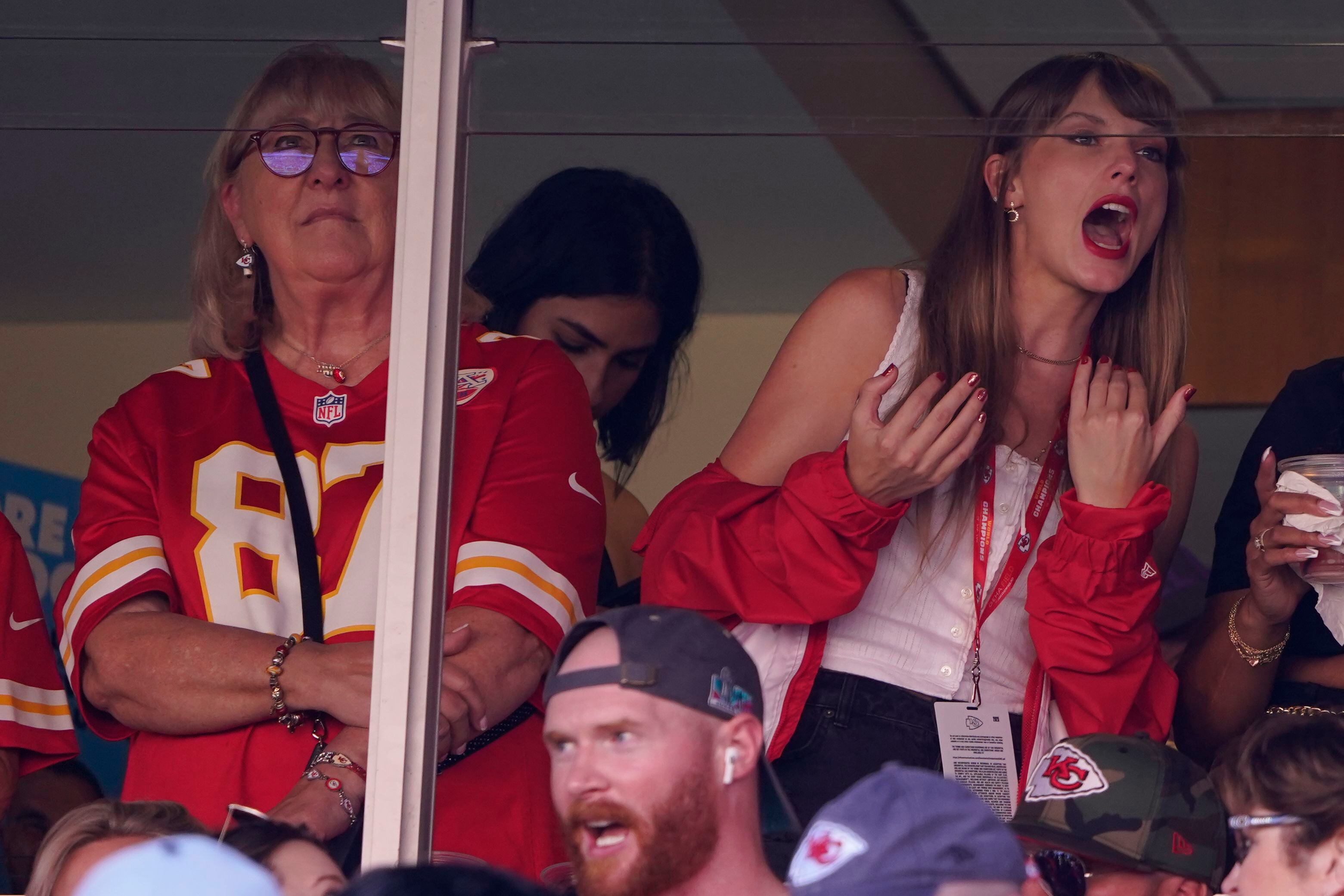 Travis Kelce Taylor Swift dating rumors: UC Bearcats sell jerseys