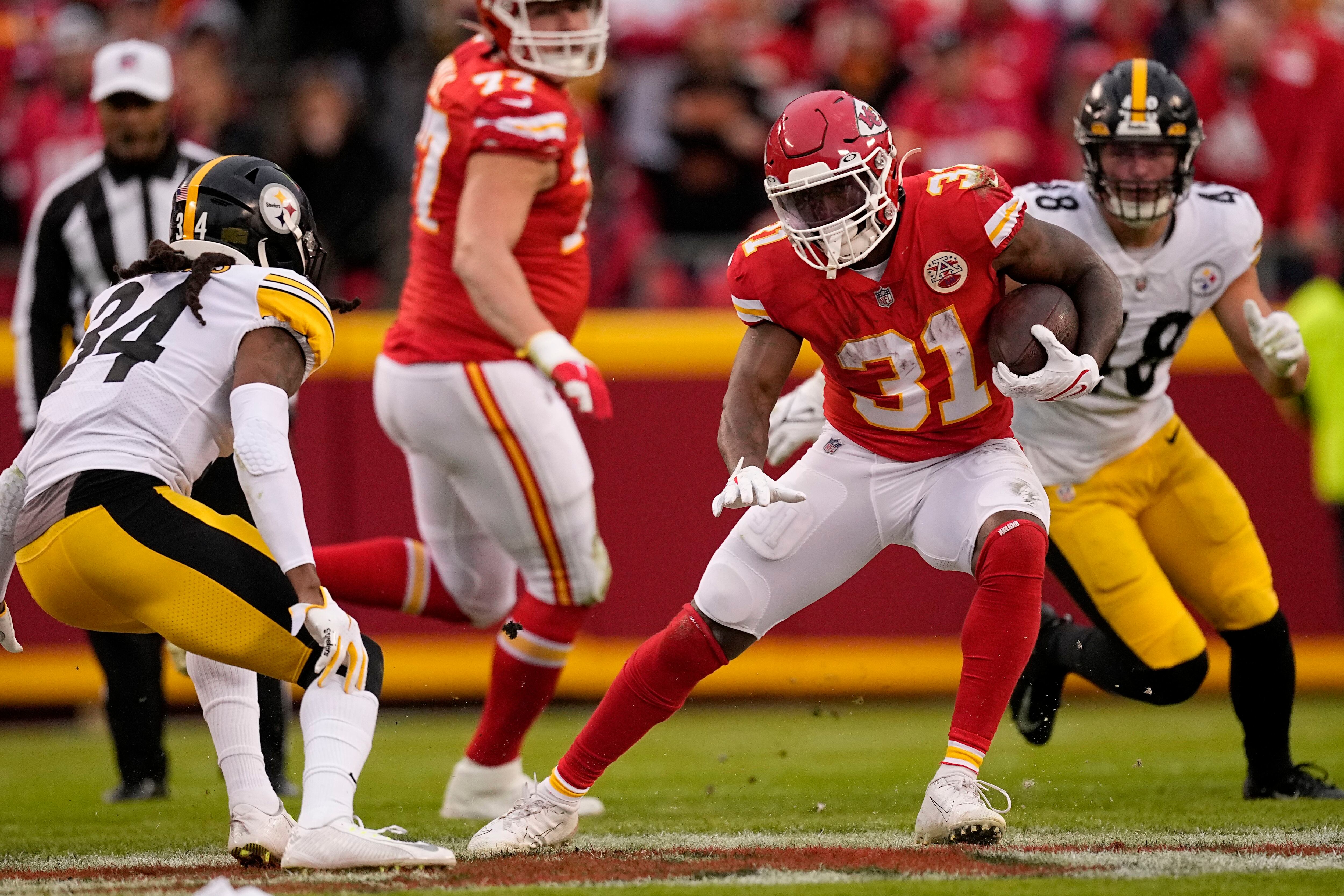 Mahomes, Chiefs rout stumbling Steelers to clinch AFC West