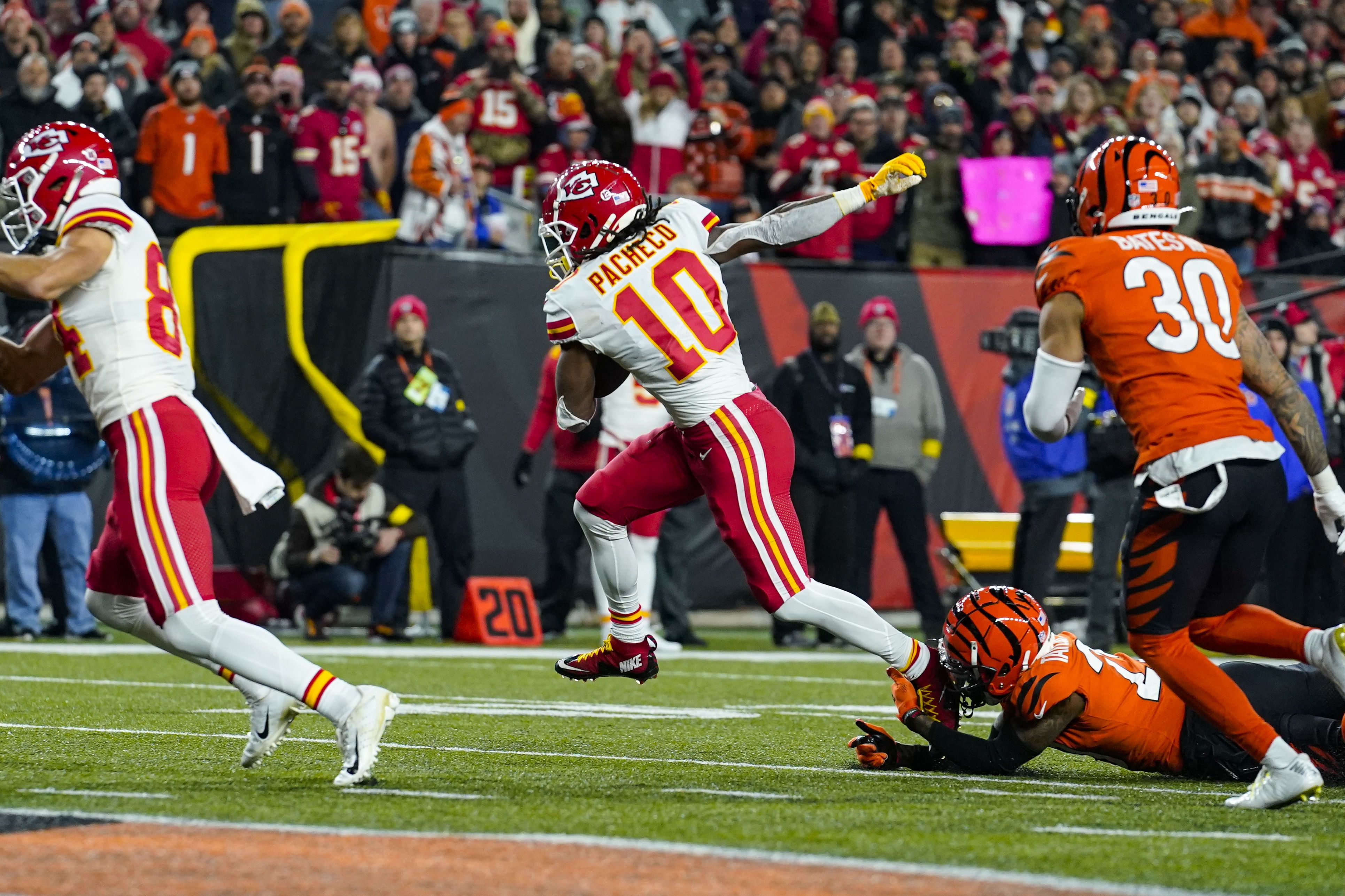 Chiefs vs Bengals: KC fumbles away AFC lead, lose to Cincinnati 27-24 -  Arrowhead Pride