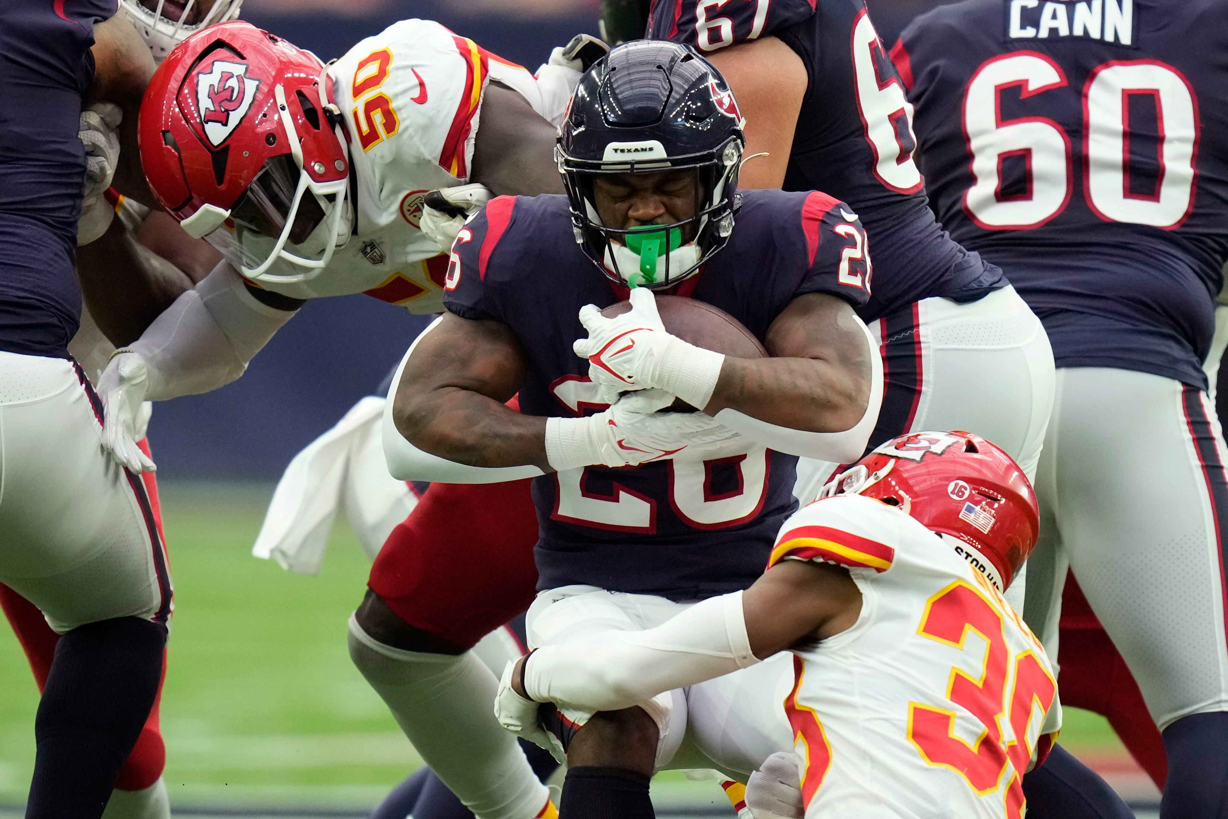 McKinnon's 26-yard run in OT lifts Chiefs over Texans 30-24 - ABC13 Houston