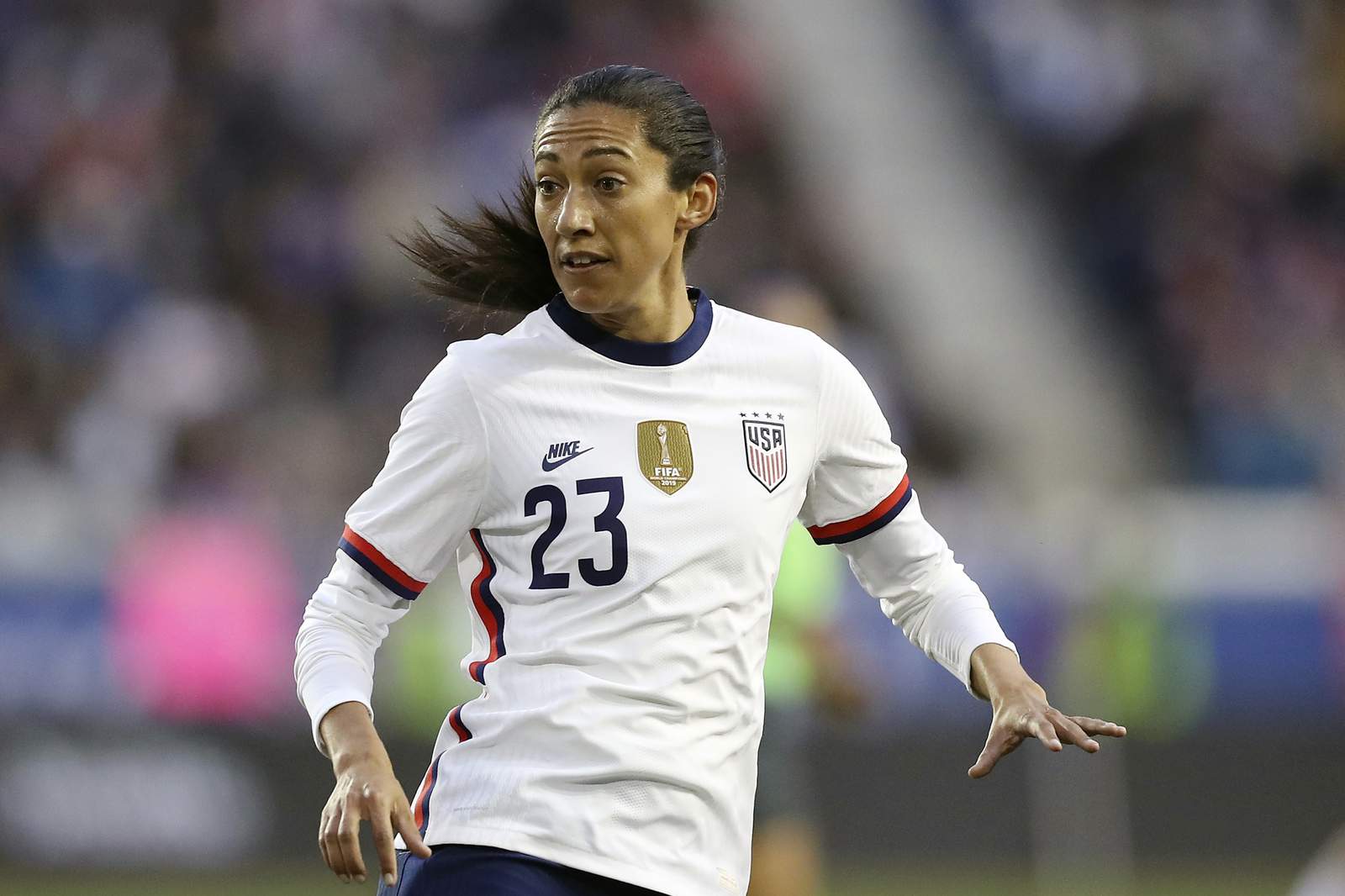 Christen Press honors Kobe Bryant with Man United 24 jersey