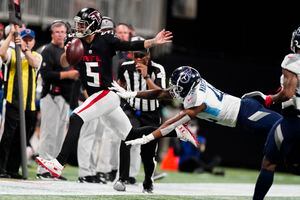 Woodside, Barkley throw touchdowns as Titans stop Falcons