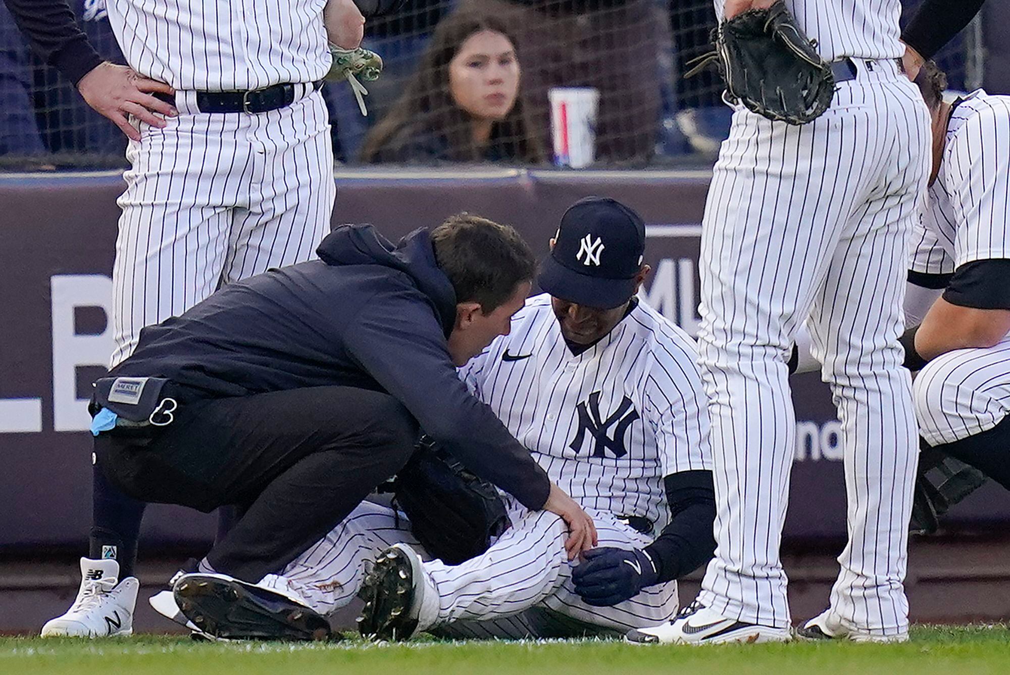 Yankees LF Hicks Hurts Knee in Collision, Exits ALDS Finale - Bloomberg