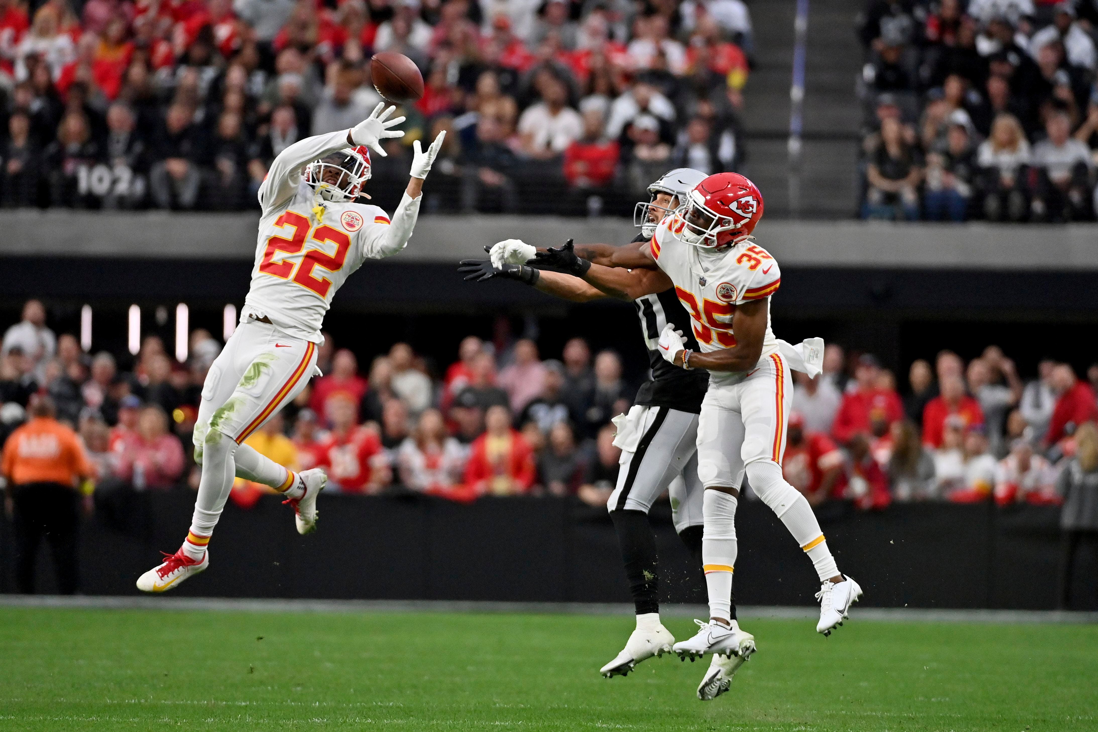 Mahomes sets record, Chiefs beat Raiders for AFC's top seed