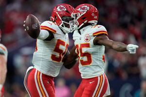 McKinnon's 26-yard run in OT lifts Chiefs over Texans 30-24