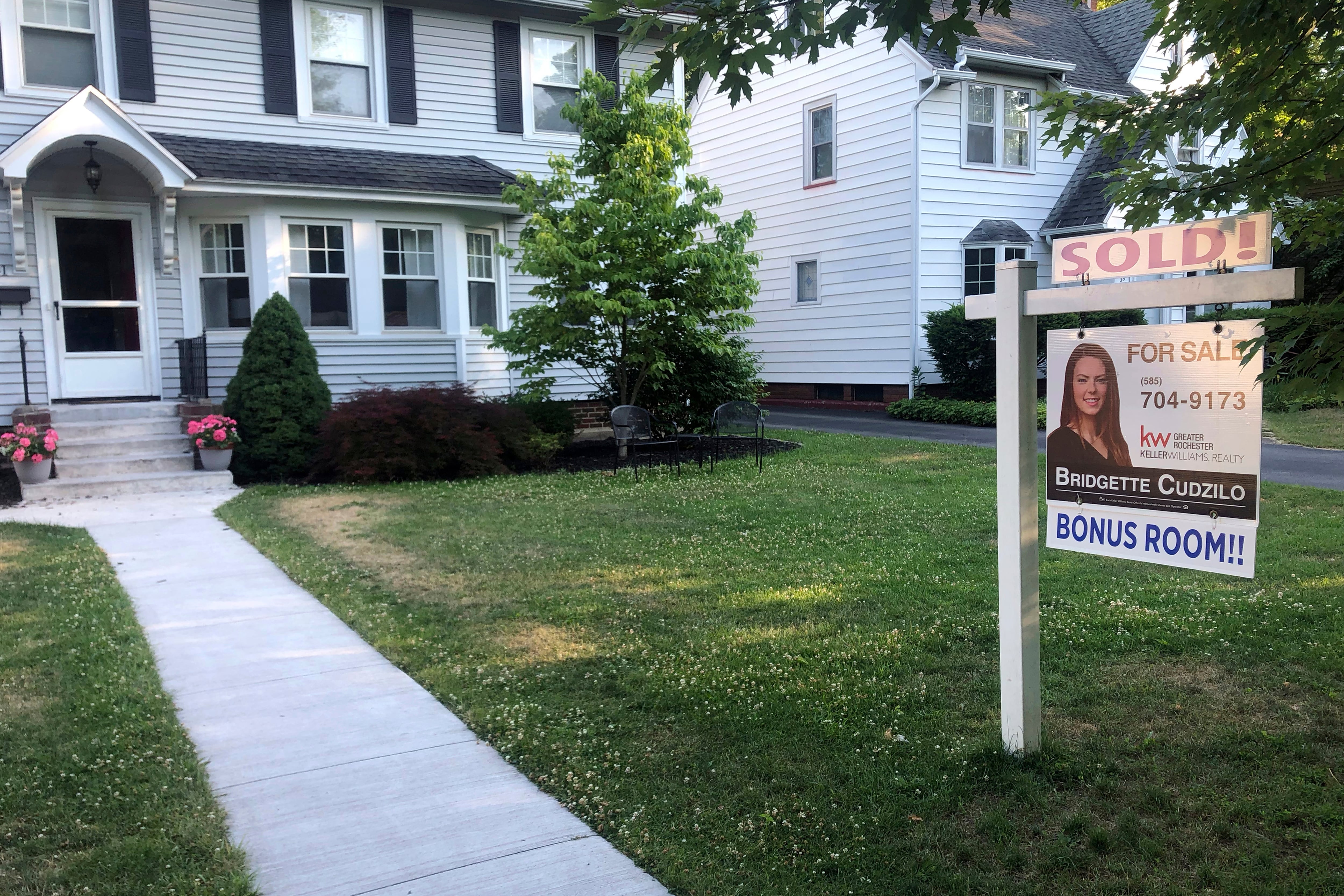 More Americans sign contracts to buy homes in August