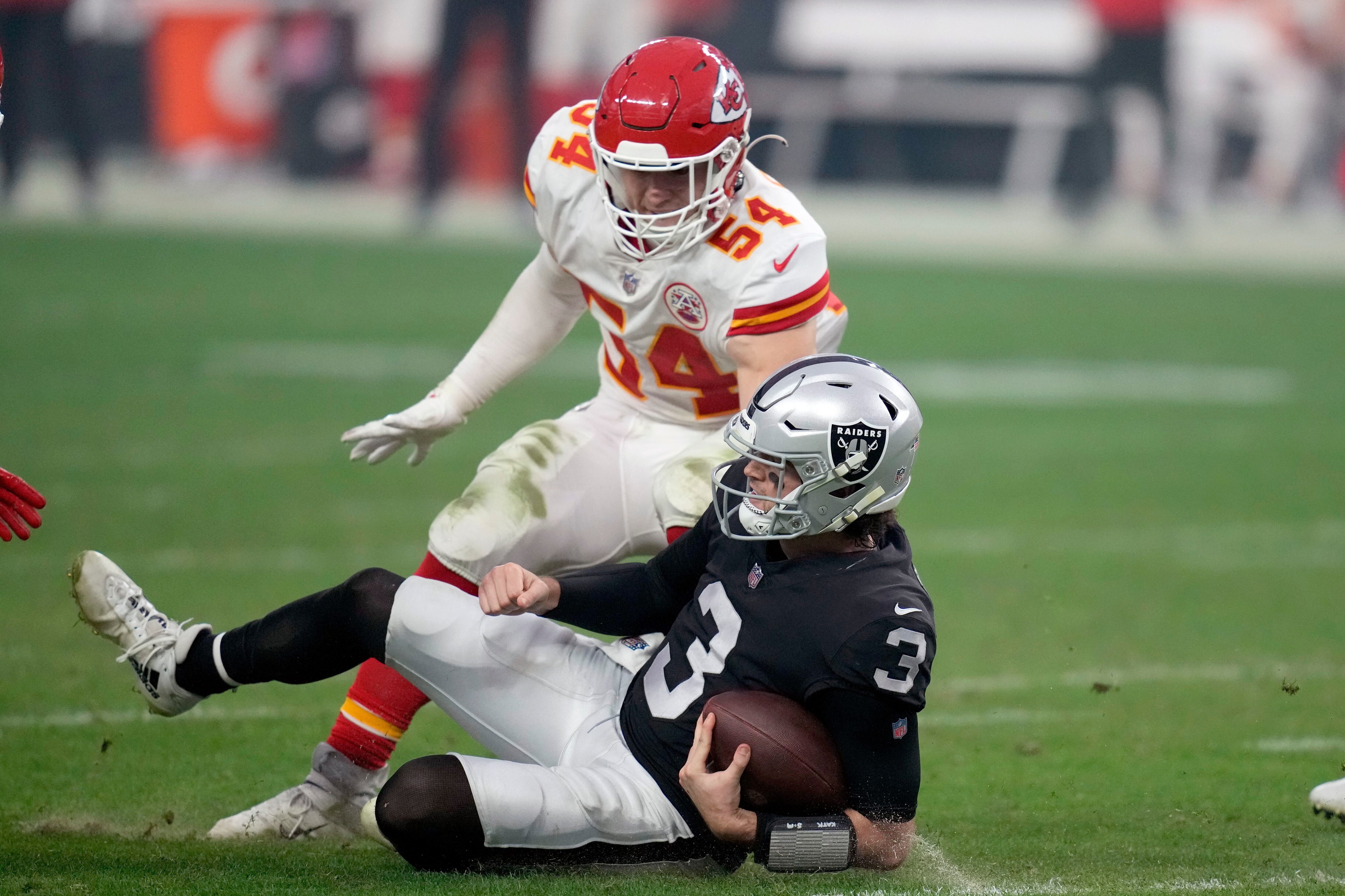 Mahomes sets record, Chiefs beat Raiders for AFC’s top seed