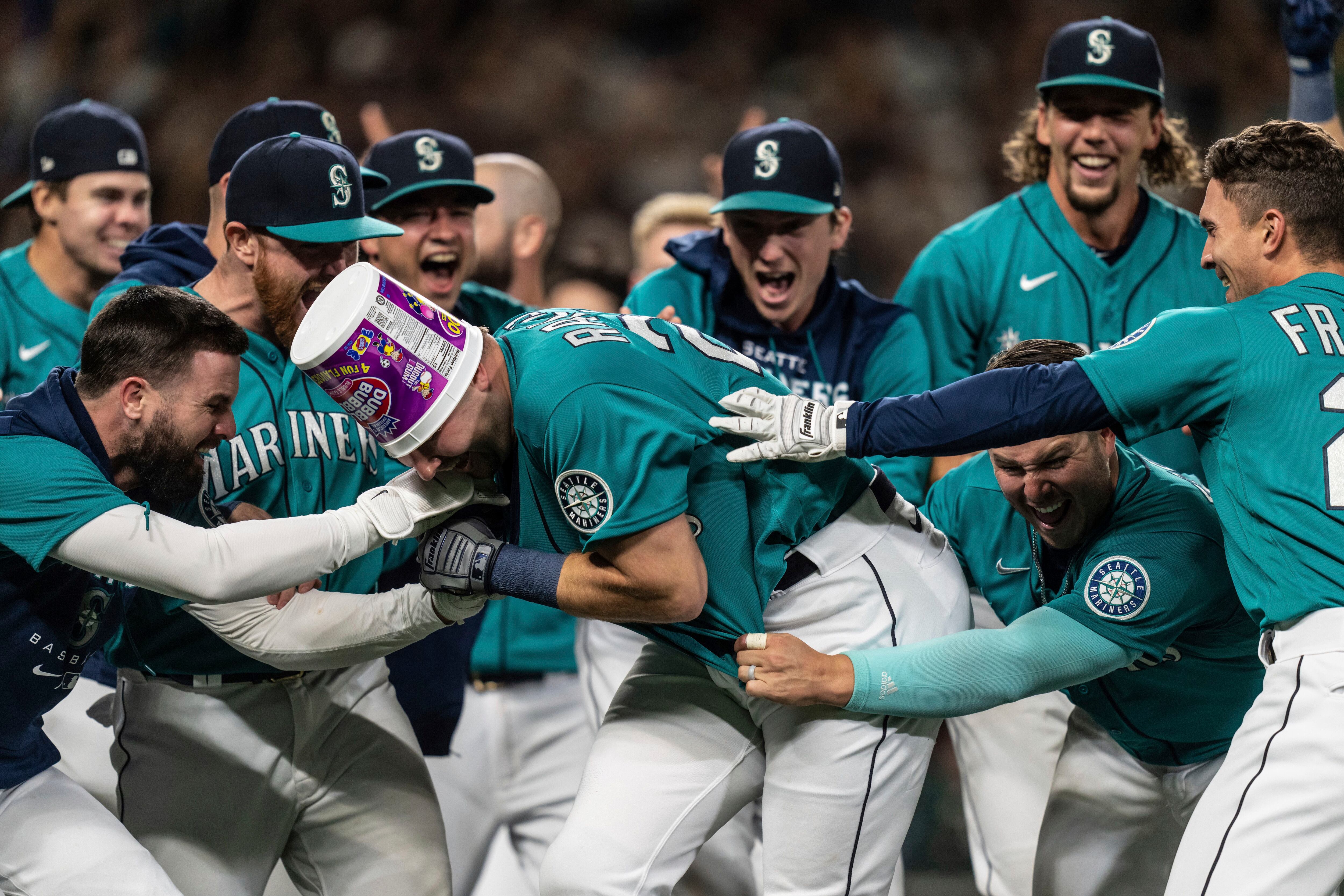 Download Mariners Eugenio Suarez White Gum Wallpaper