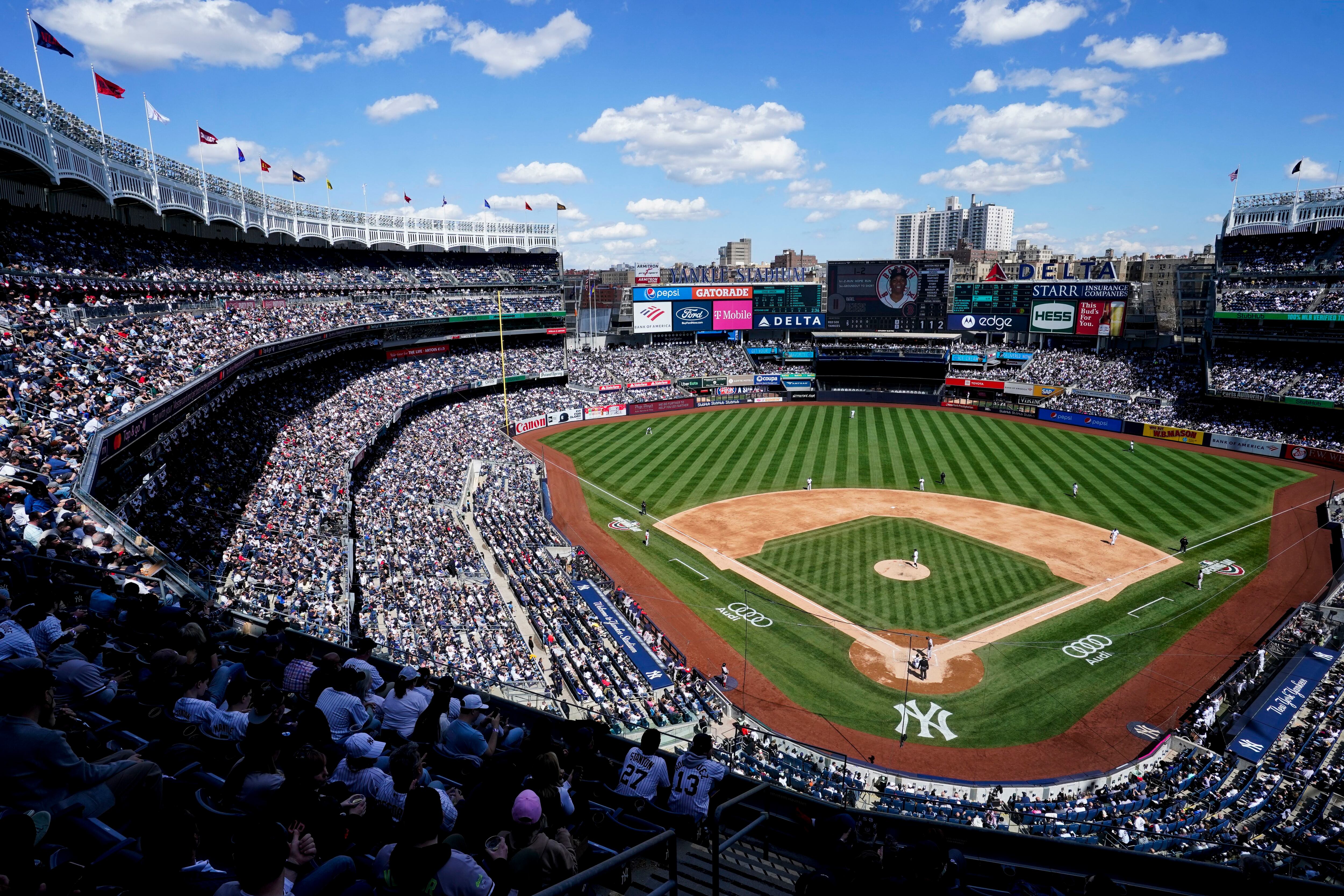 Red Sox honor Yogi Berra with pregame moment of silence