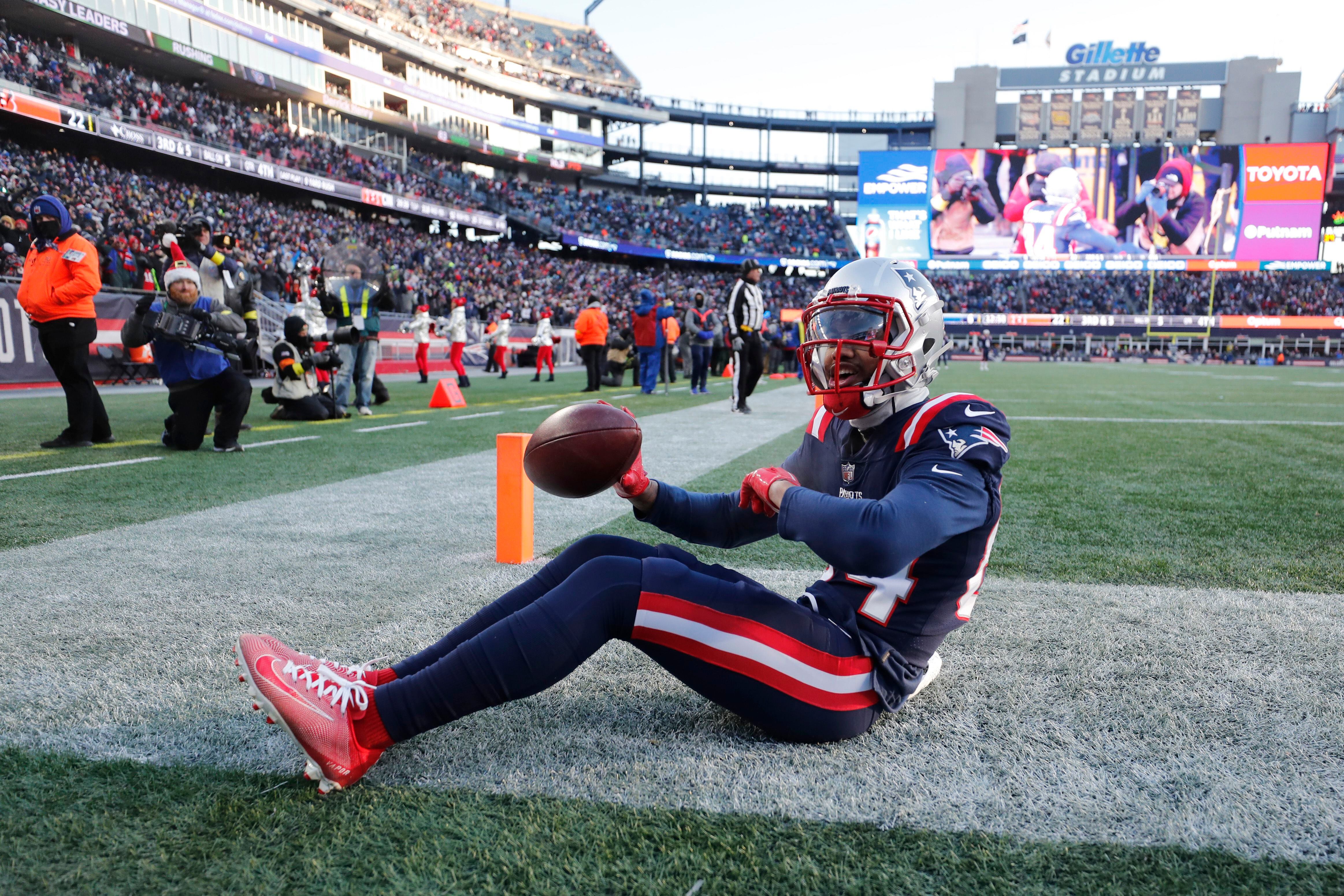 Bengals force late red zone turnover, hold off Pats 22-18