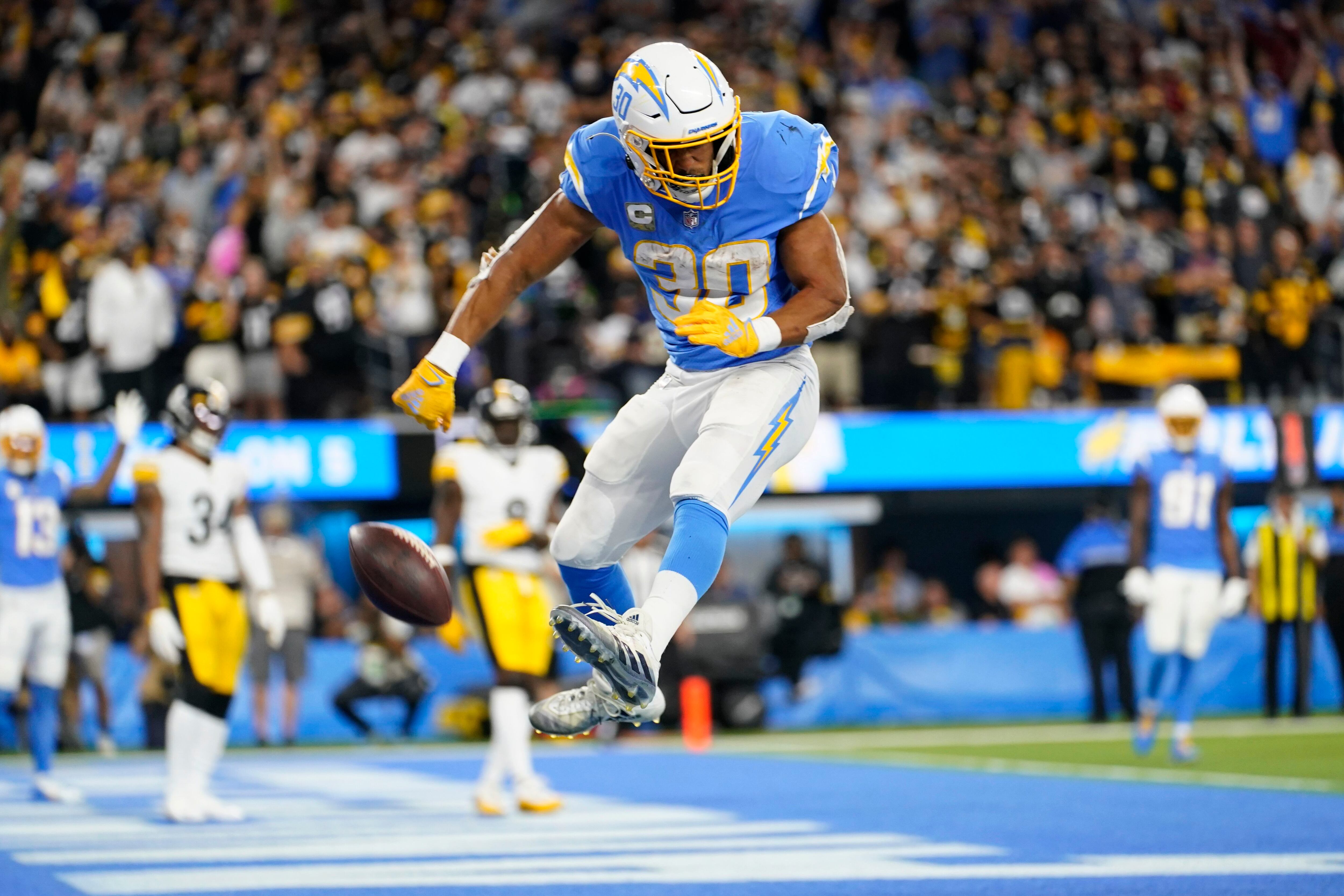 Herbert throws for 382 yards, Chargers hold off Steelers