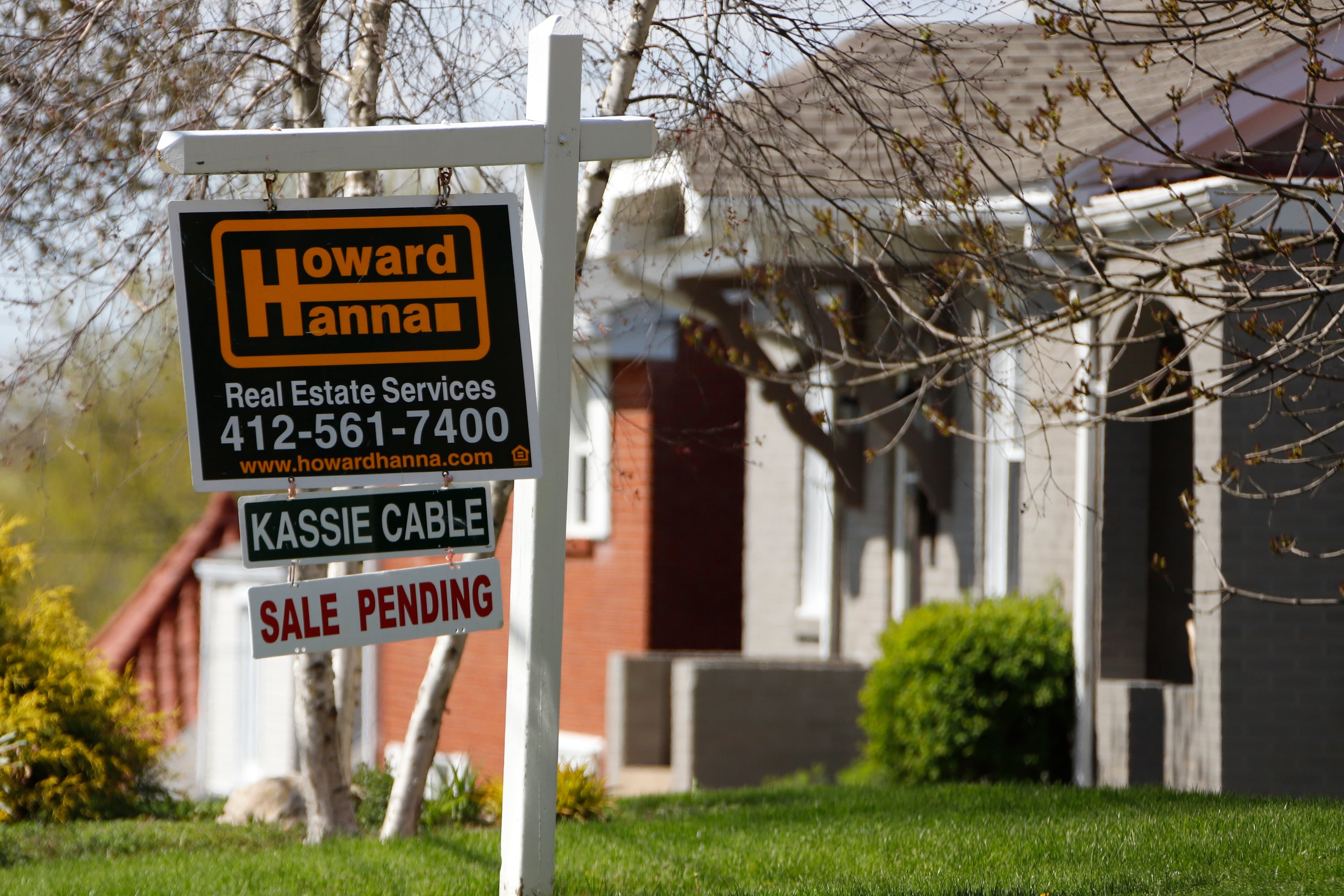 More Americans sign contracts to buy homes in July