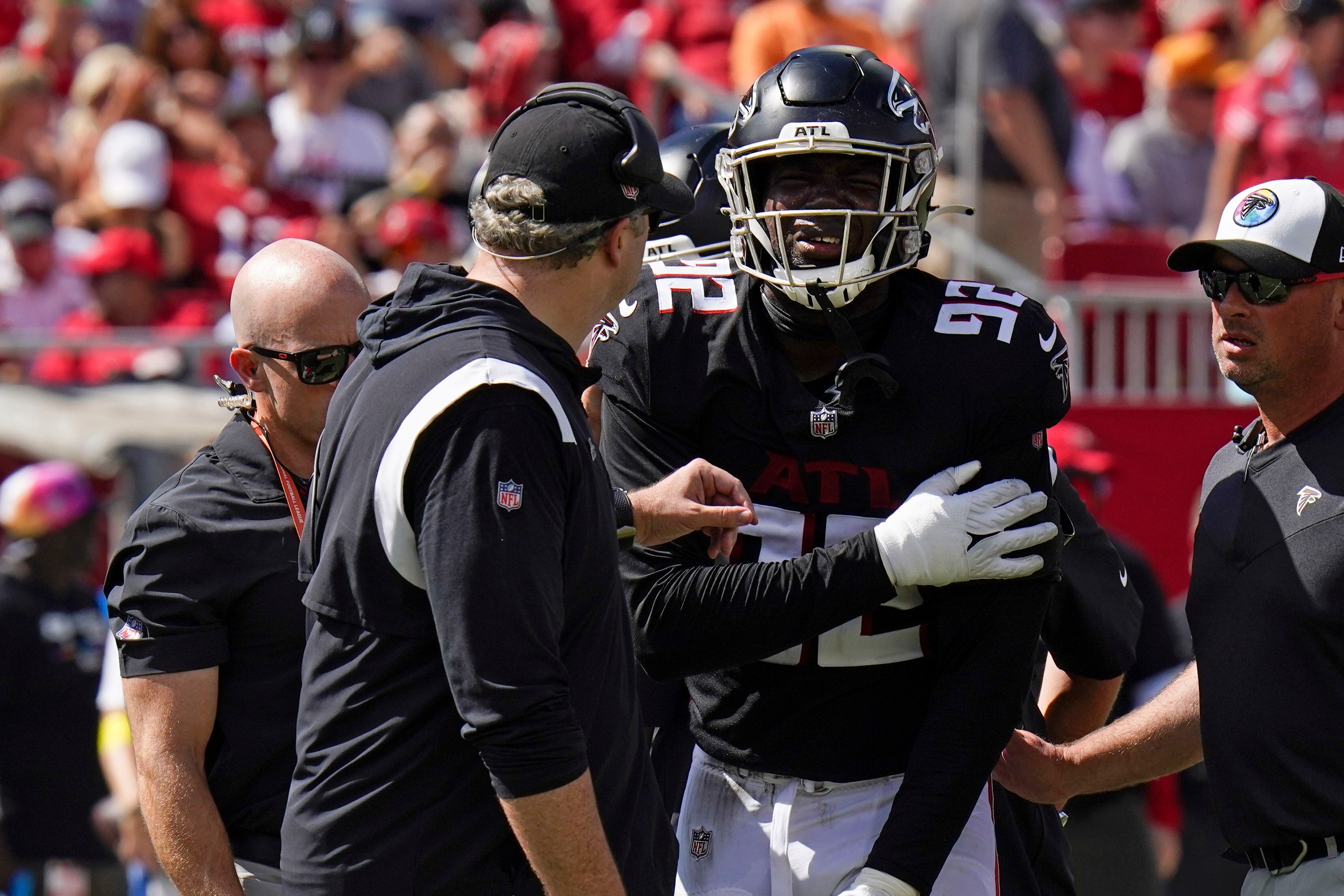 Tom Brady throws for 351 yards, Bucs beat Falcons 21-15