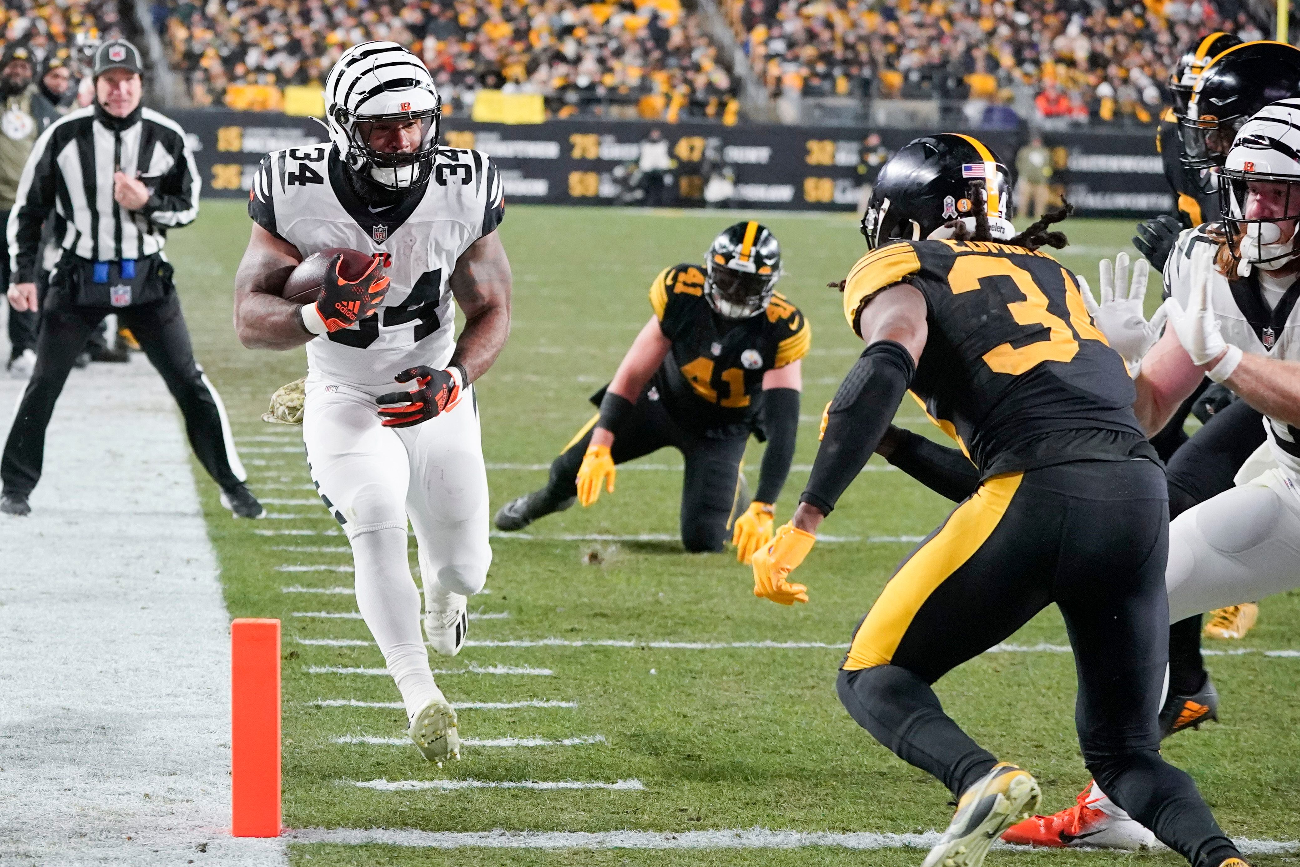 Burrow throws 4 TD passes, Bengals rally past Steelers 37-30 - Hawaii  Tribune-Herald