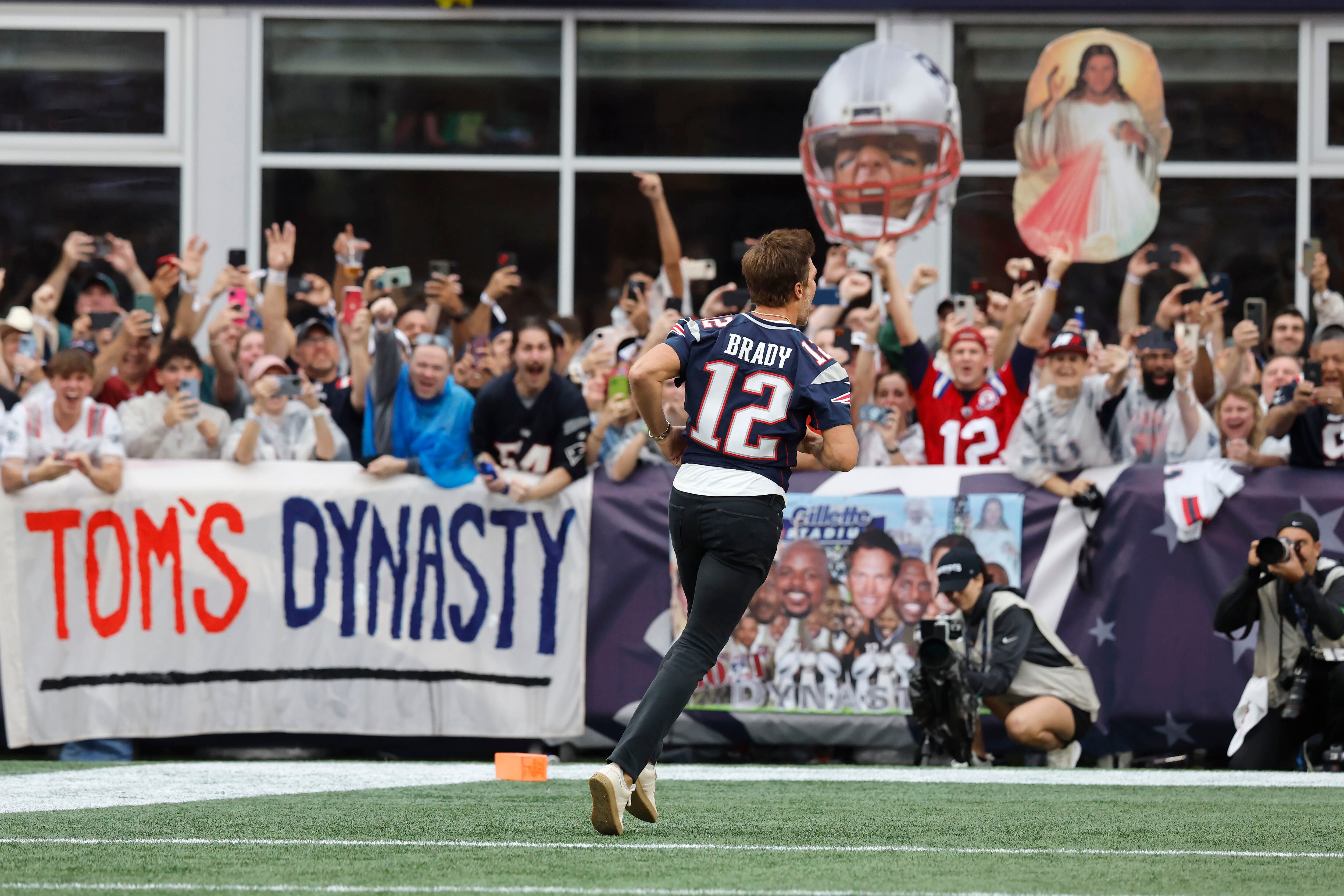 Tom Brady's Super Bowl jerseys recovered with help from 19-year-old  Patriots fan 