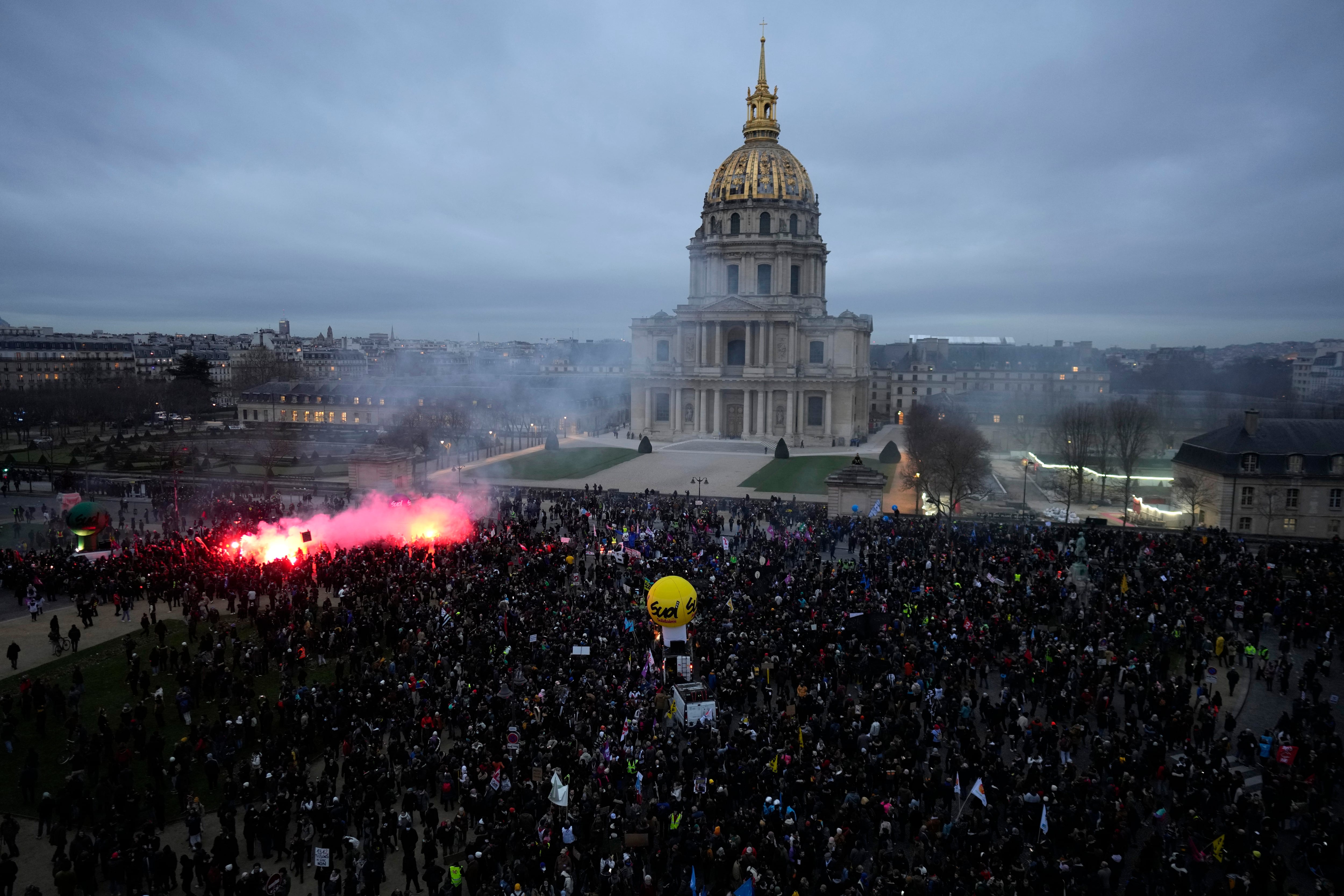 French Pension Protesters Briefly Storm LVMH Building in Paris - BNN  Bloomberg