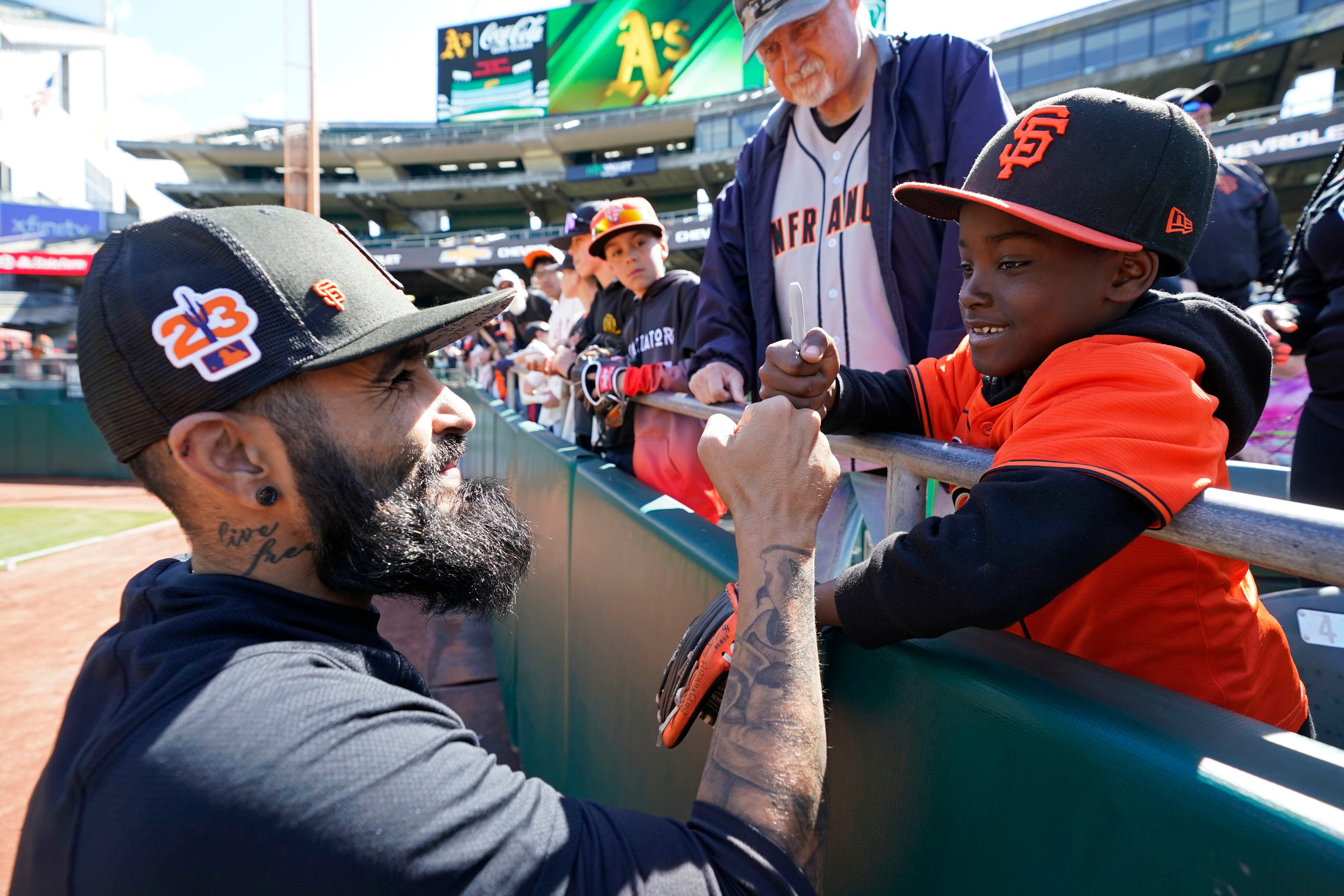 Giants to re-sign Sergio Romo so he can pitch in exhibition, retire