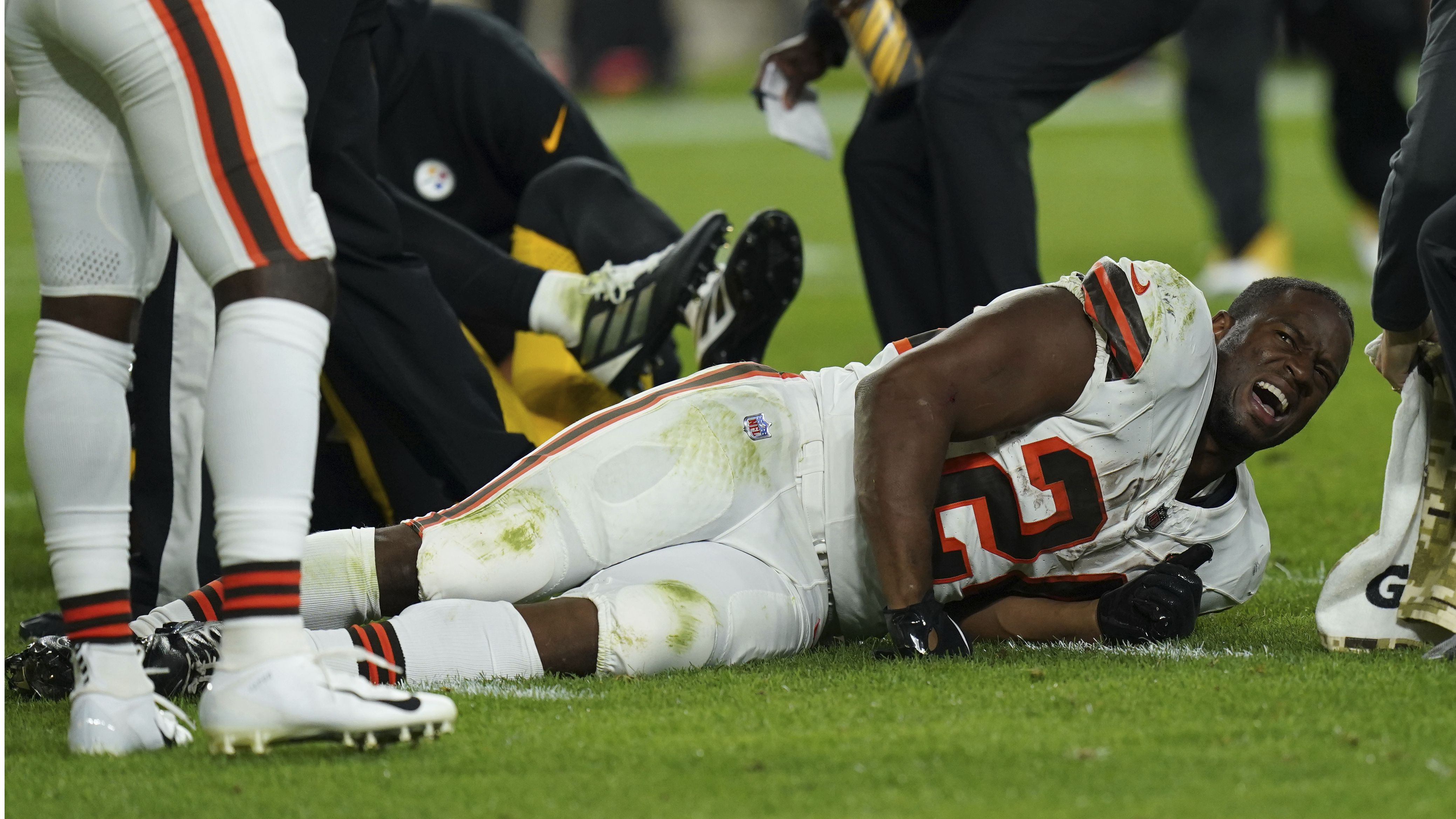 Fan favorite Kareem Hunt visits with Browns following Nick Chubb injury