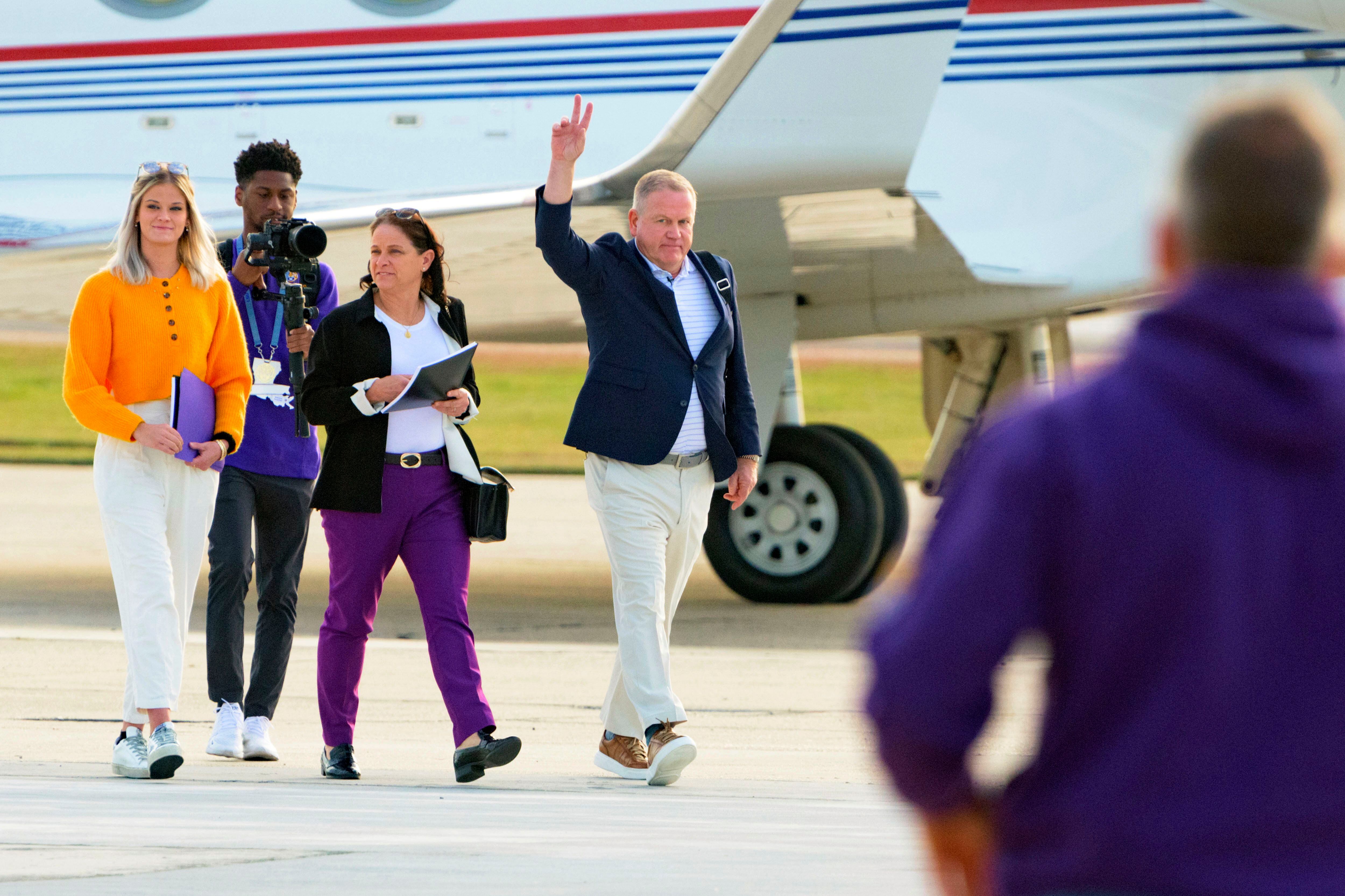 LSU's D-line coach puts the pads on during practice - Footballscoop