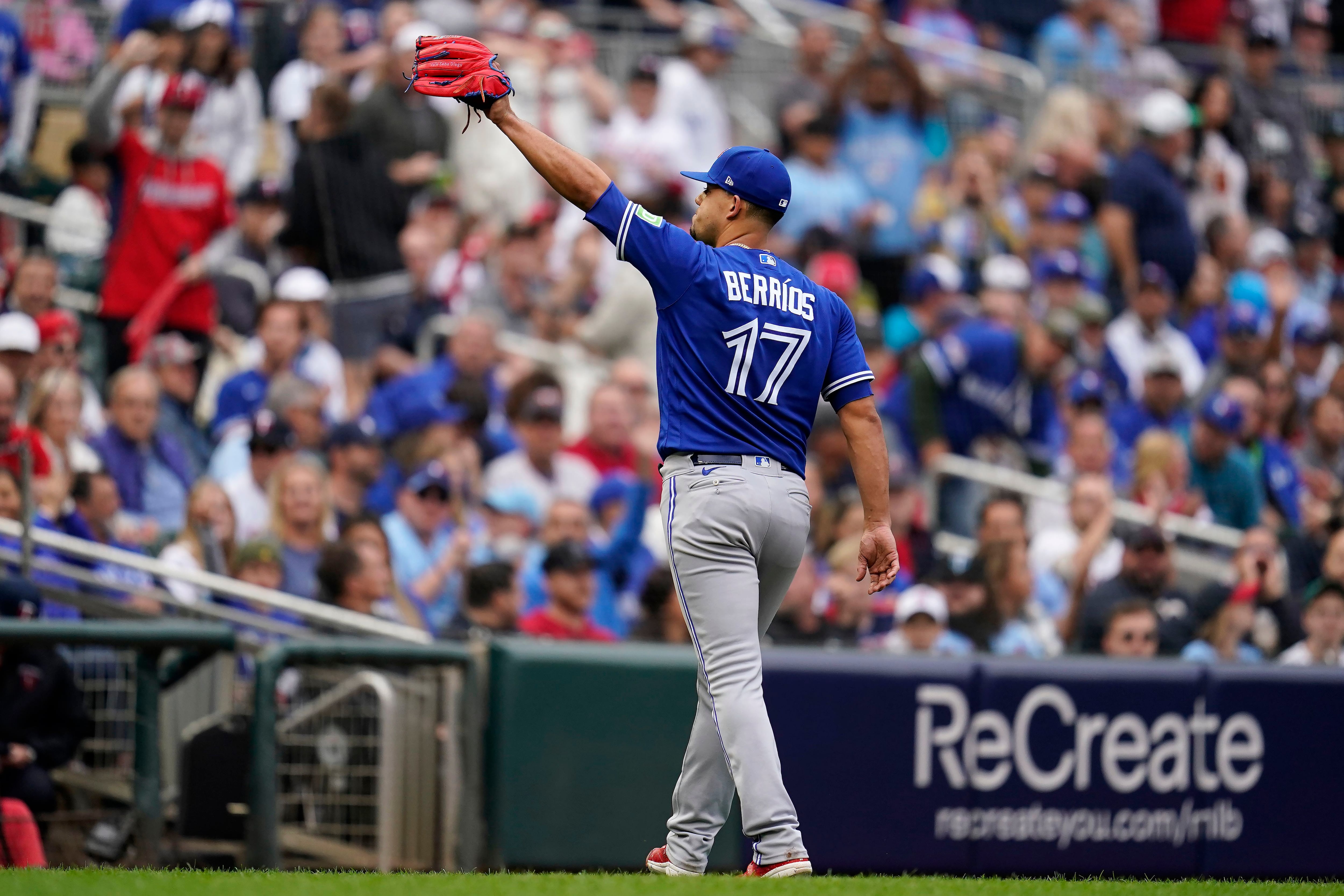 Source -- Toronto Blue Jays, right-hander Jose Berrios reach 7