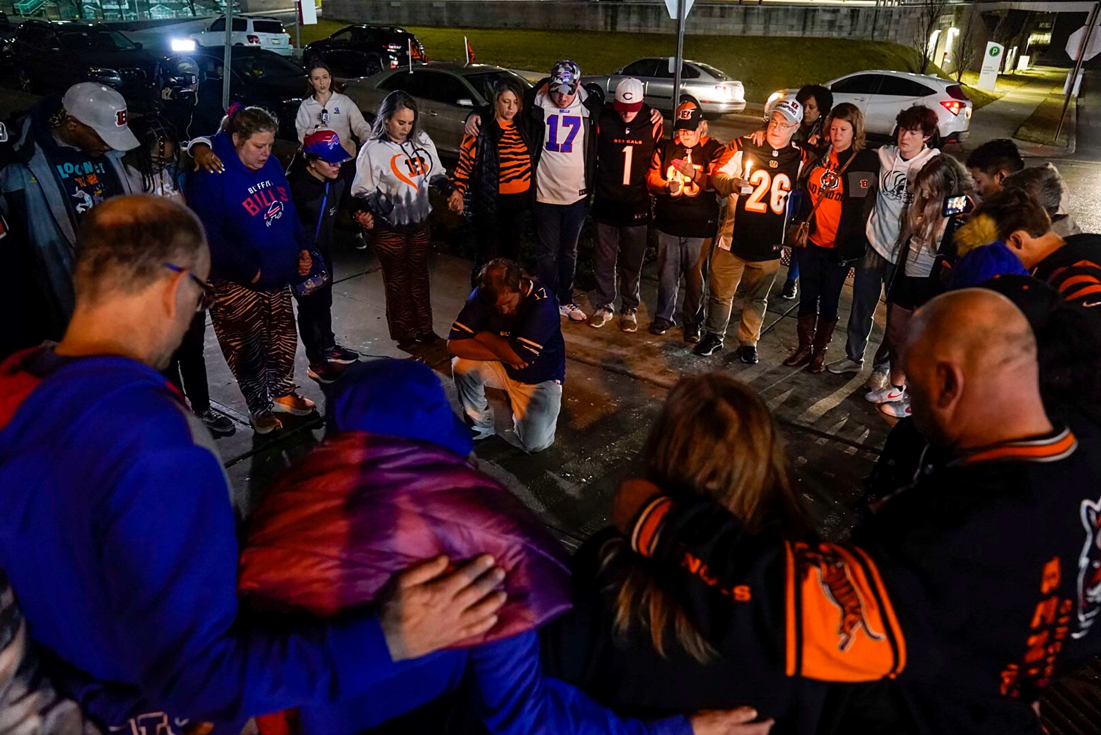 Bills Mafia gather together in Cincinnati to pray for Damar Hamlin 