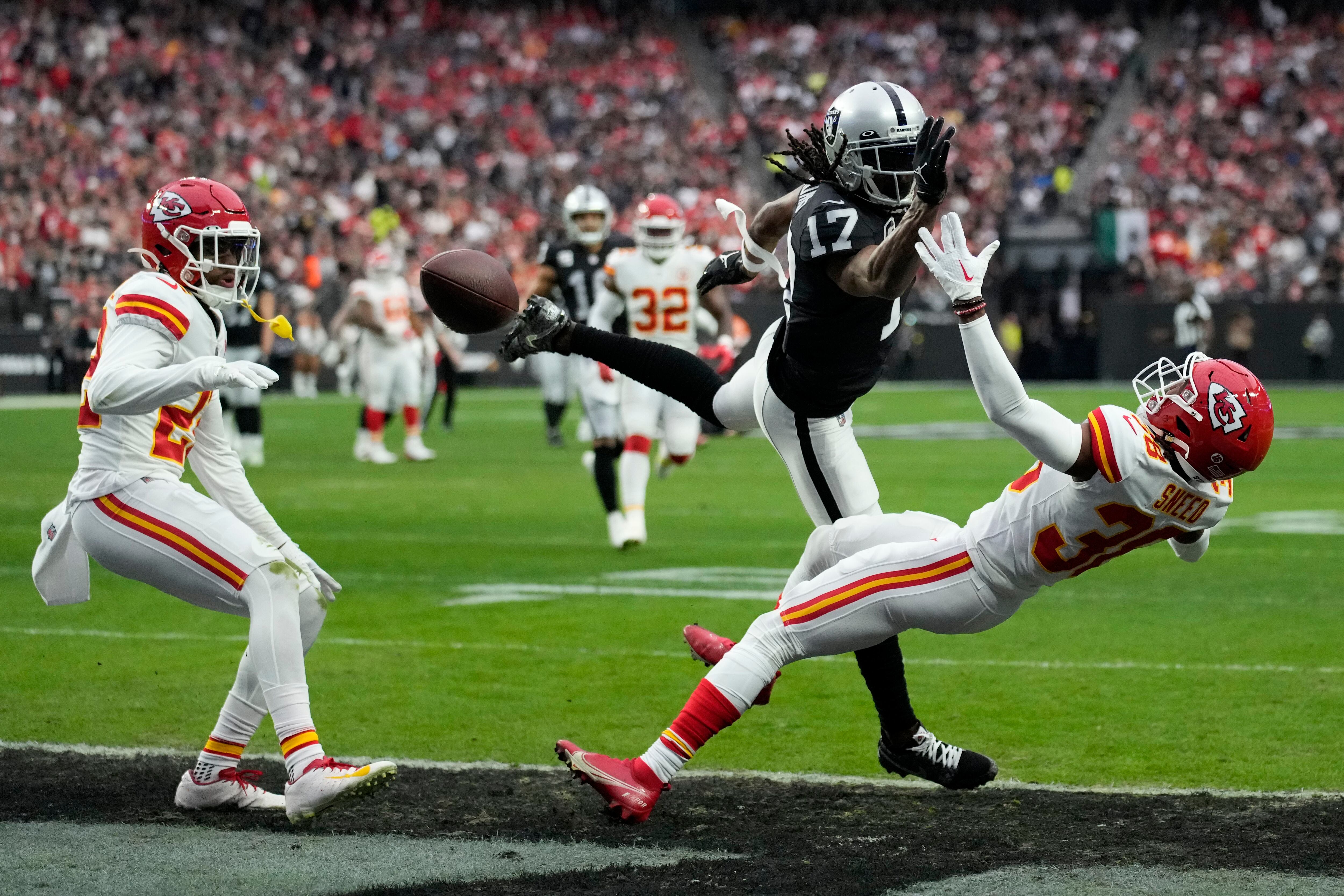 Raiders beat Browns in bad weather game., Ed Graney, Sports