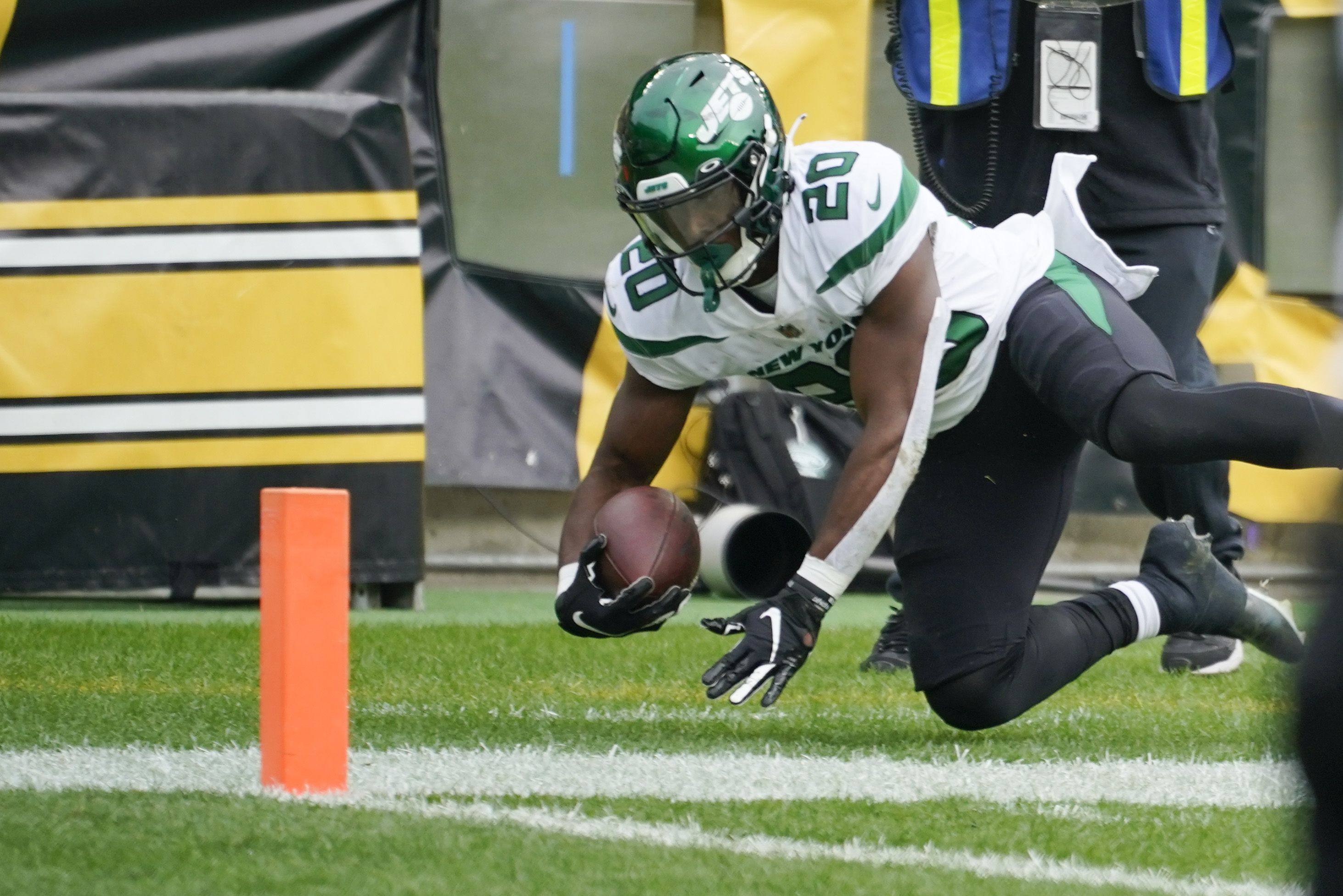 Wilson rallies Jets past Pickett, Steelers 24-20