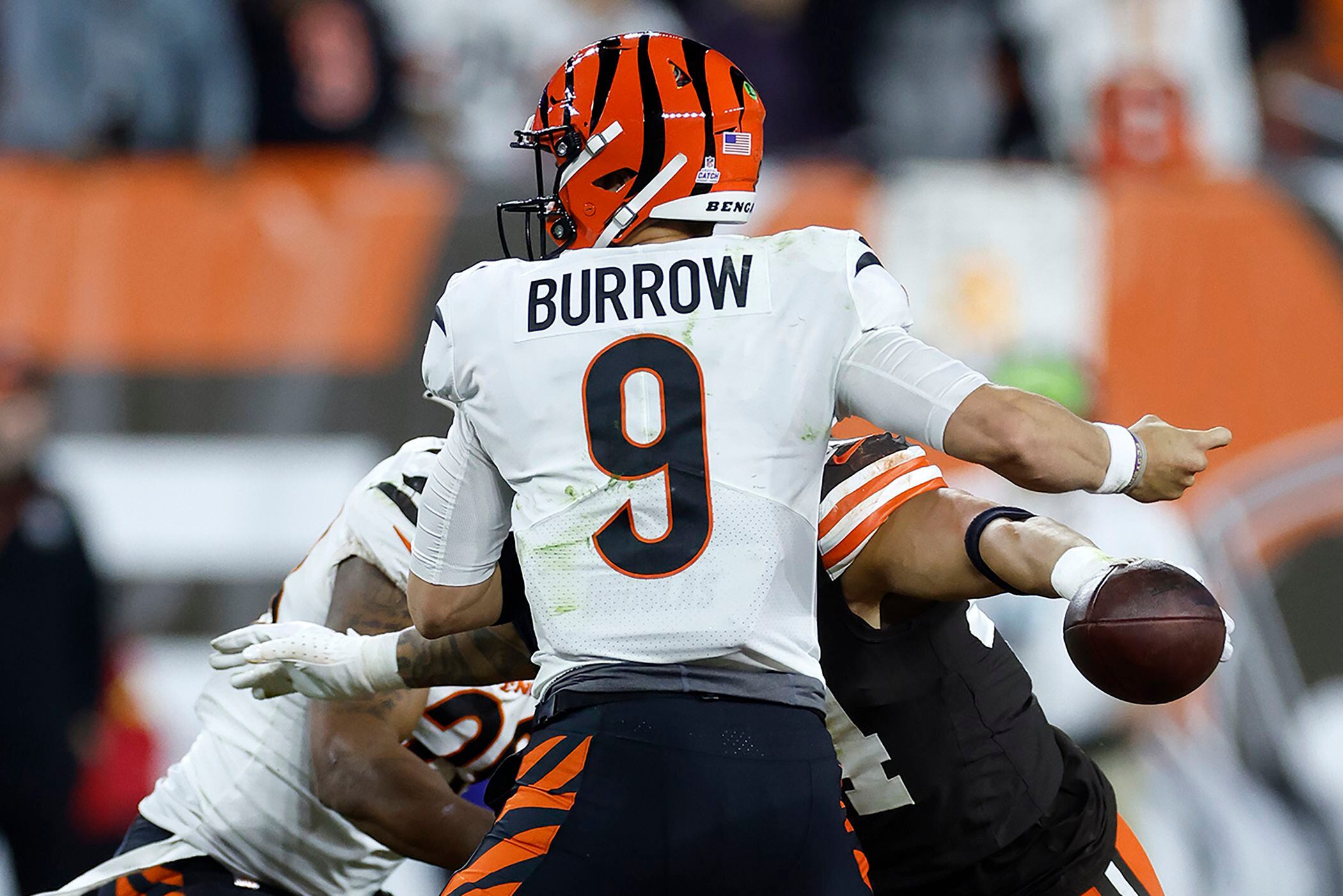 Nick Chubb runs for 2 TDs, Browns blast Joe Burrow, Bengals 32-13 - The  Globe and Mail