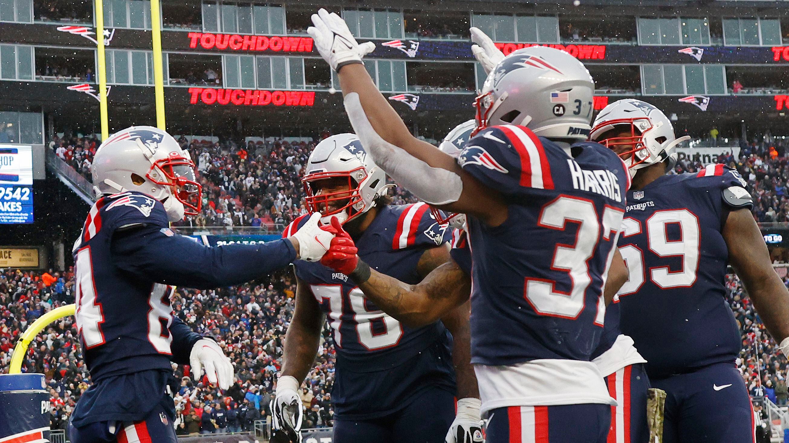 Jones throws 2 TD passes, Patriots roll past Titans 36-13 - The San Diego  Union-Tribune