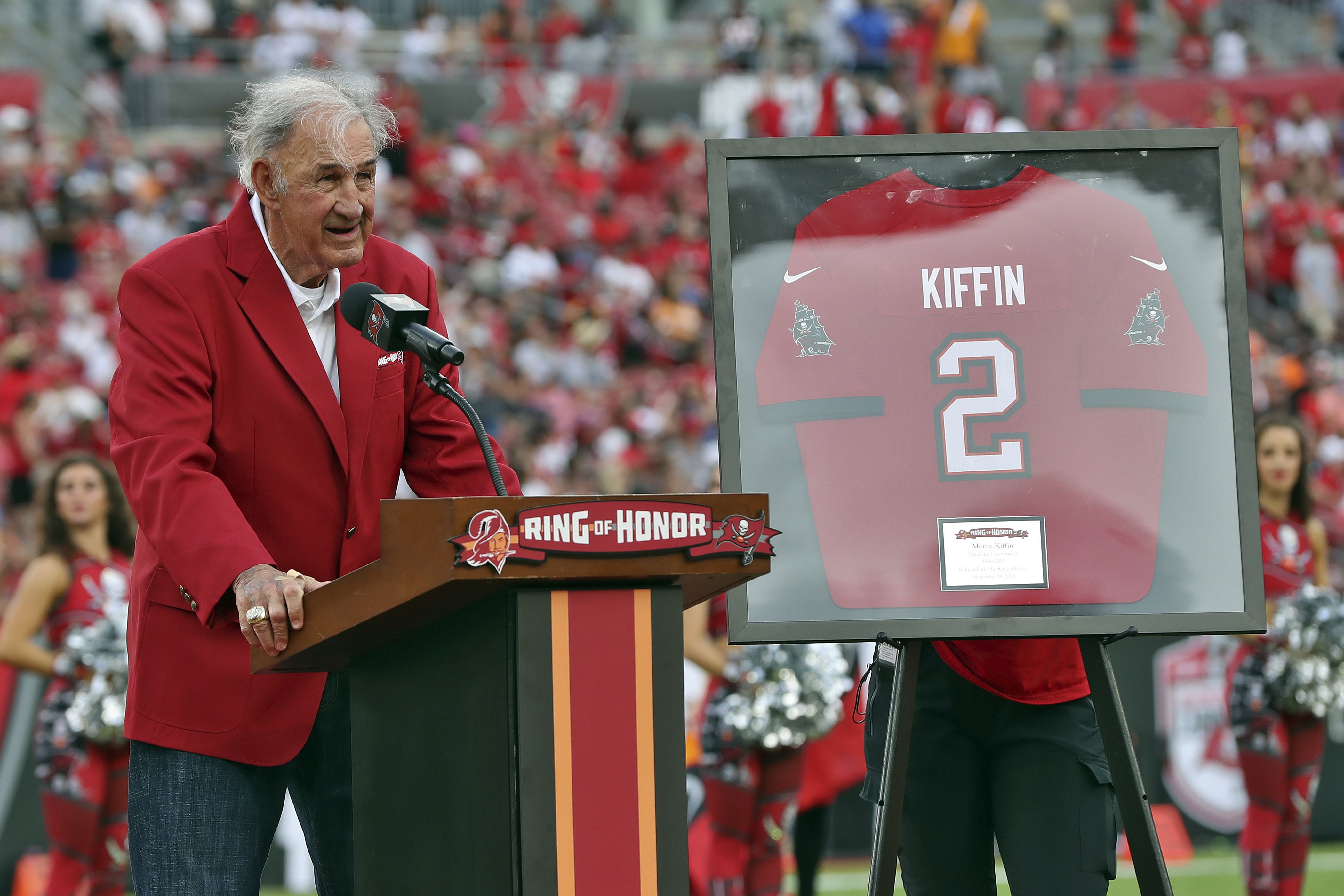 Bucs induct Doug Williams into Ring of Honor