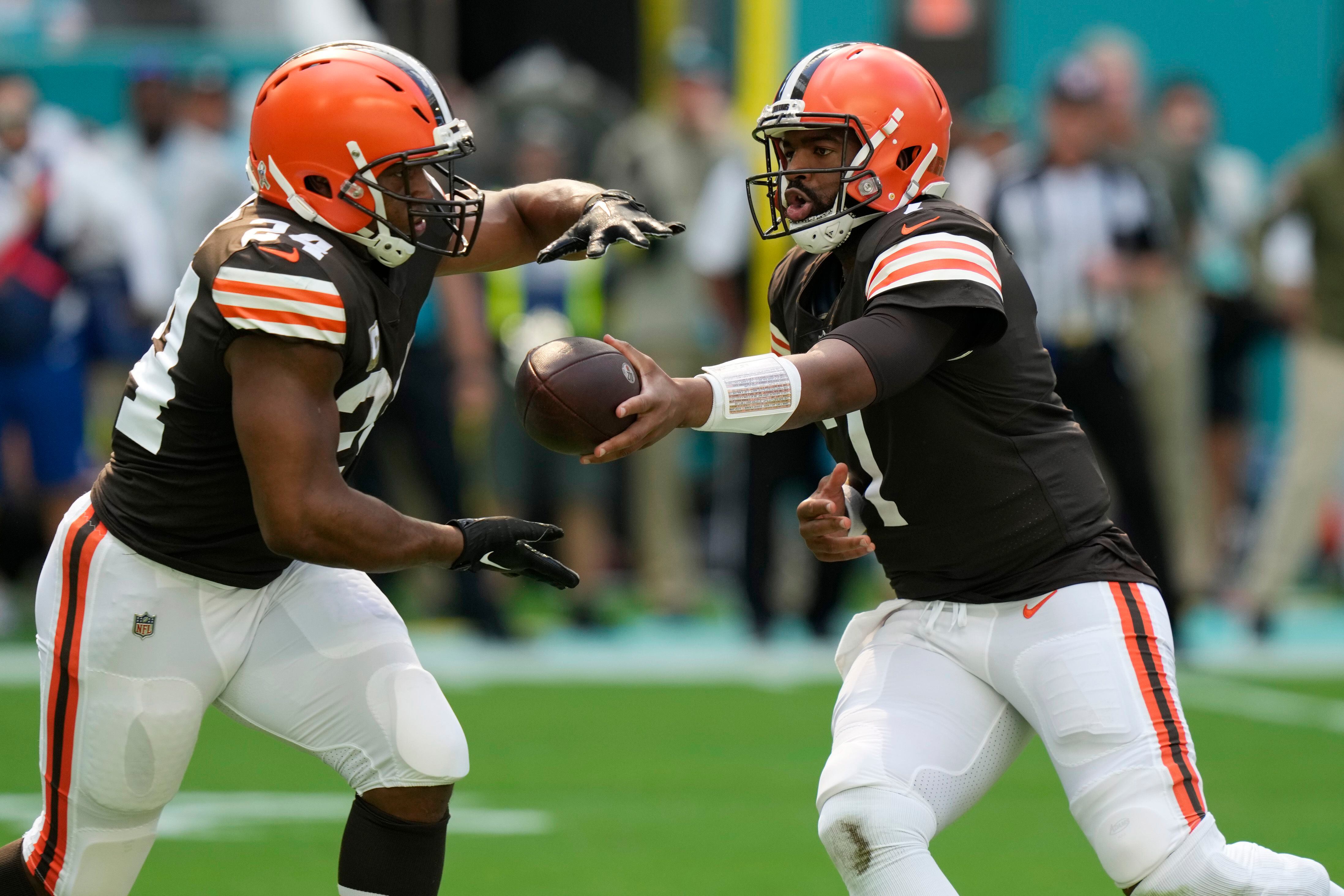 NFL roundup: Tua Tagovailoa stays hot, throws for 3 TDs, Dolphins rout  Browns