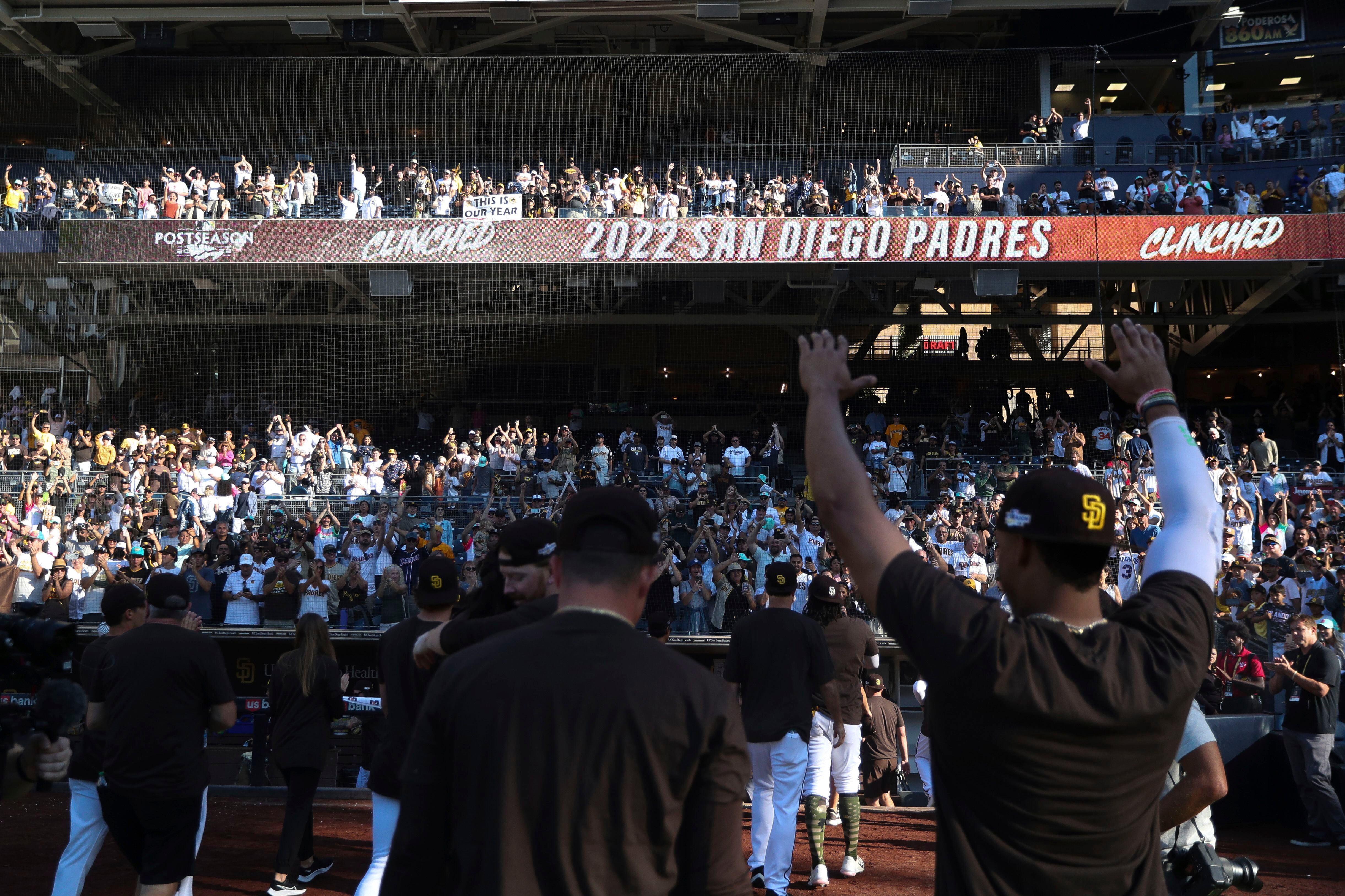 Giants clinch playoff spot, thump Padres 9-1 for 8th in row - The San Diego  Union-Tribune