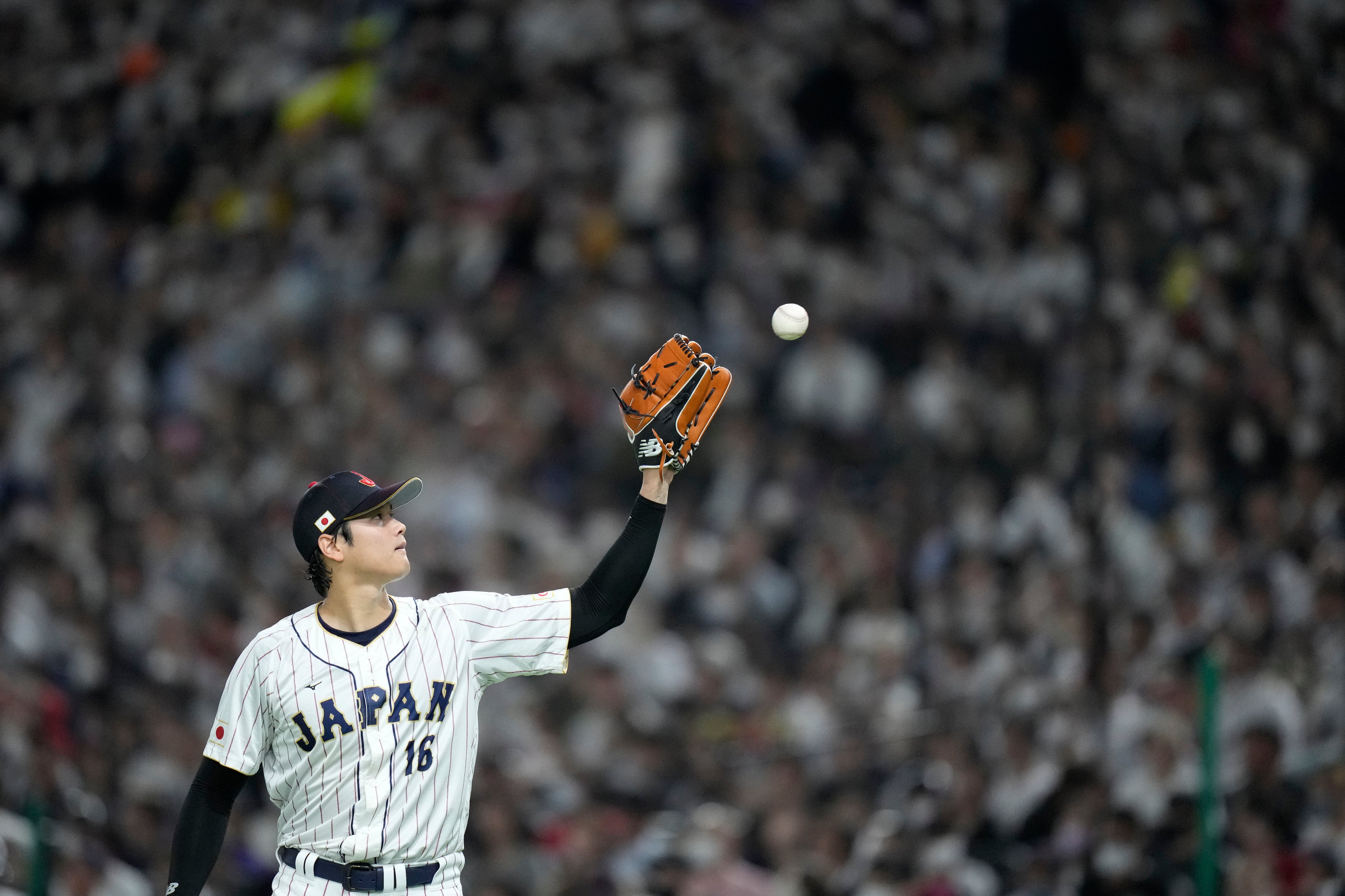 Mike Piazza and Nicky Lopez speak after Team Italy's win over the