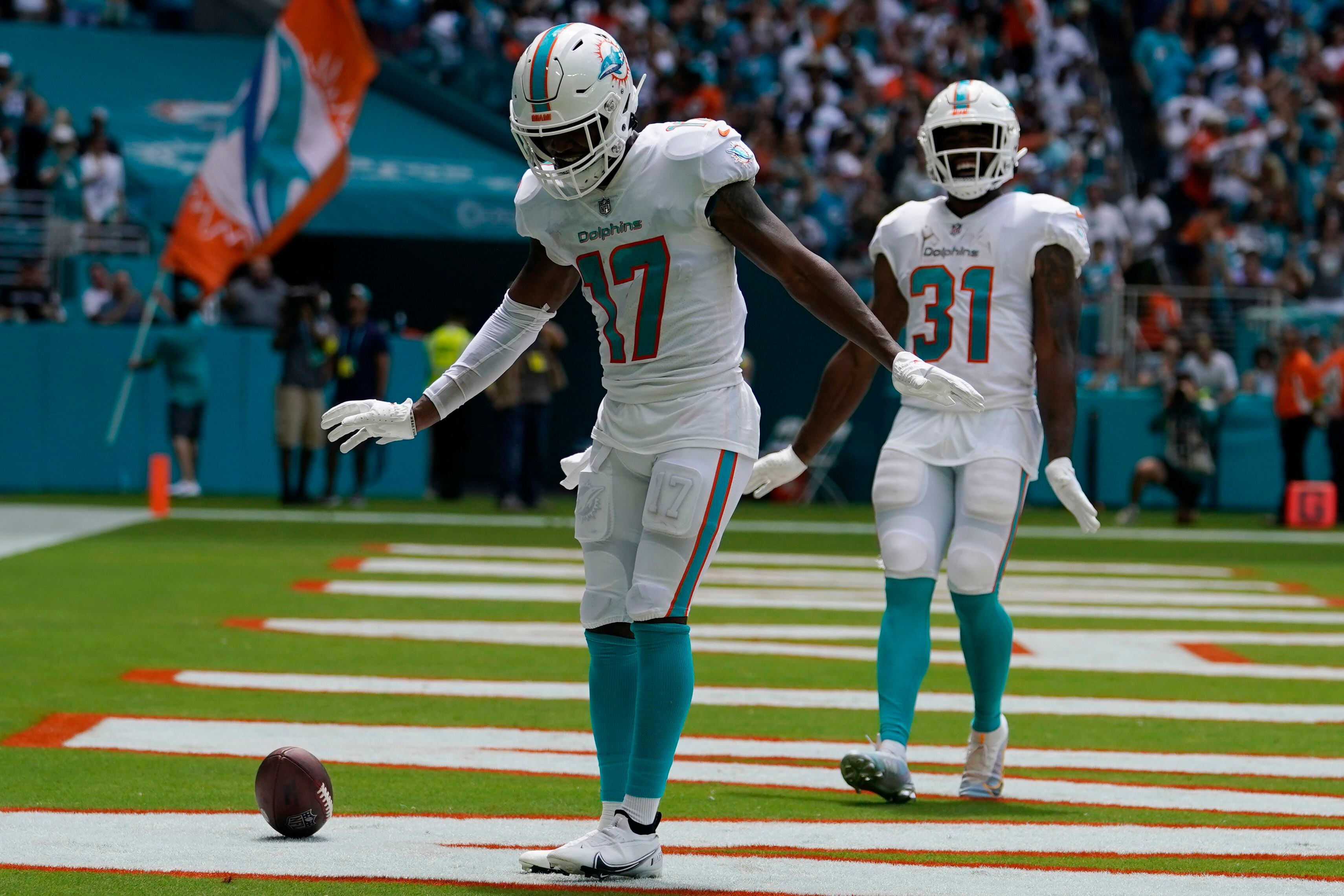 Dolphins hold off Patriots for road win in division