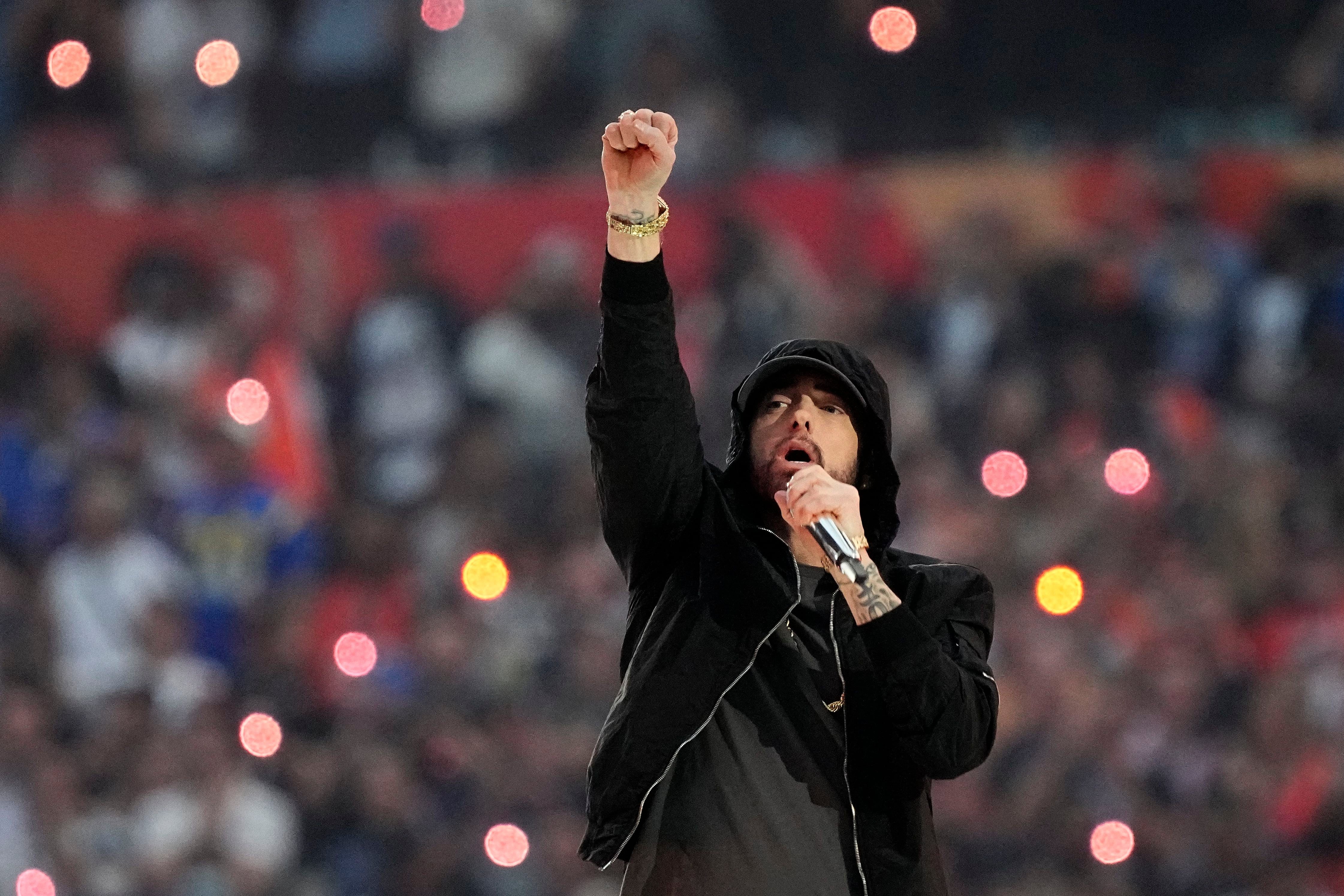 Super Bowl: Eminem takes a knee, 50 Cent hangs upside down - WTOP News